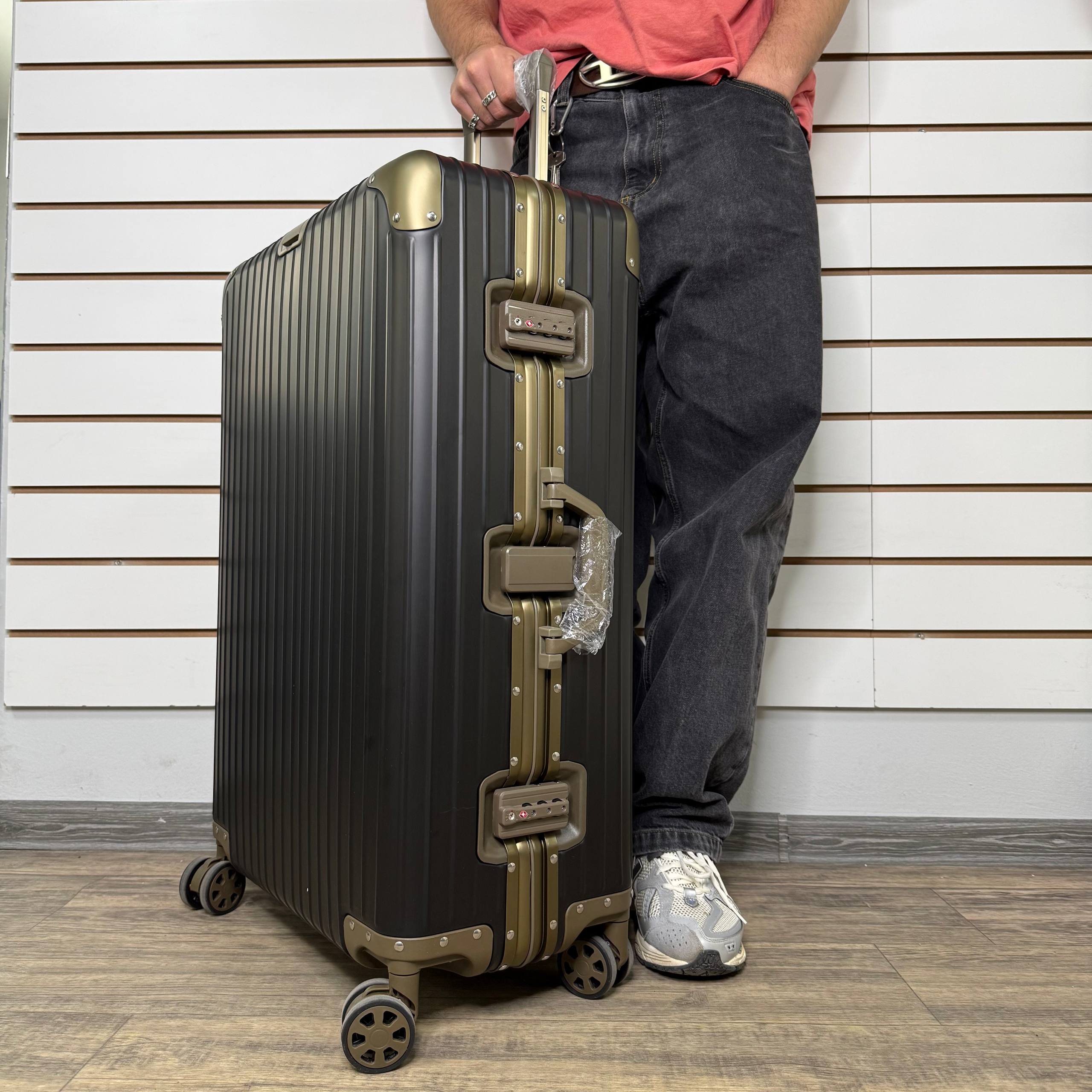 Чемодан алюминиевый L-XL Черно-золотой