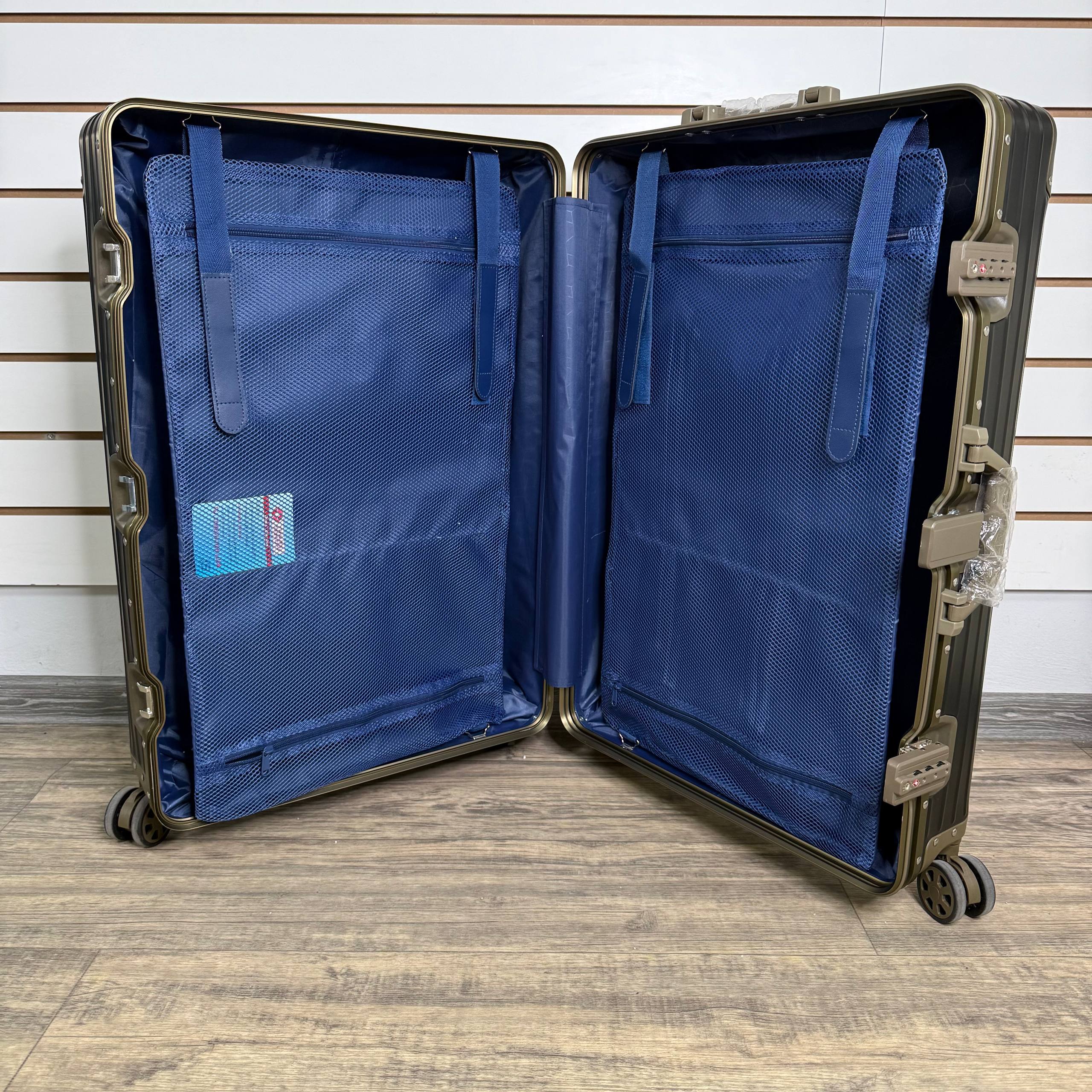 Чемодан алюминиевый L-XL Черно-золотой