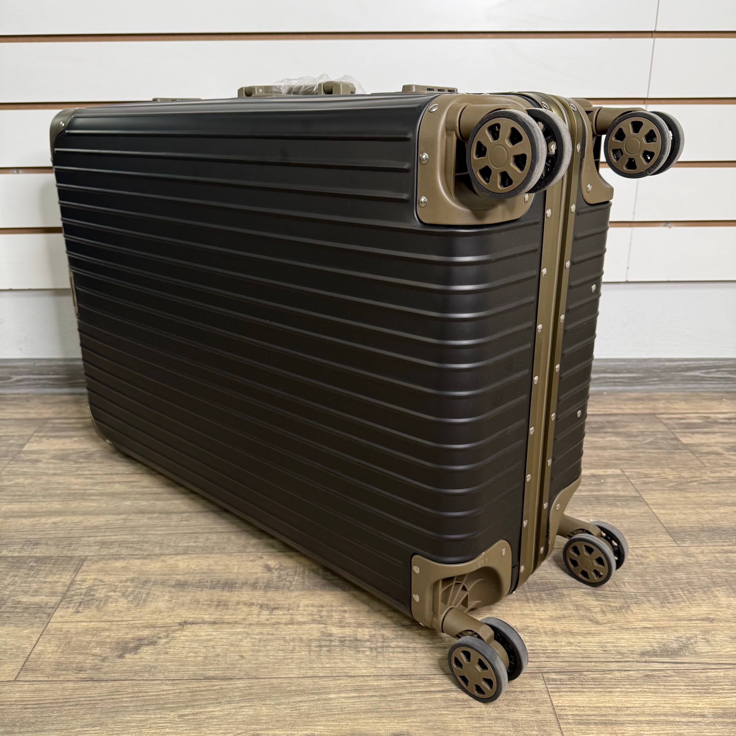 Чемодан алюминиевый L-XL Черно-золотой