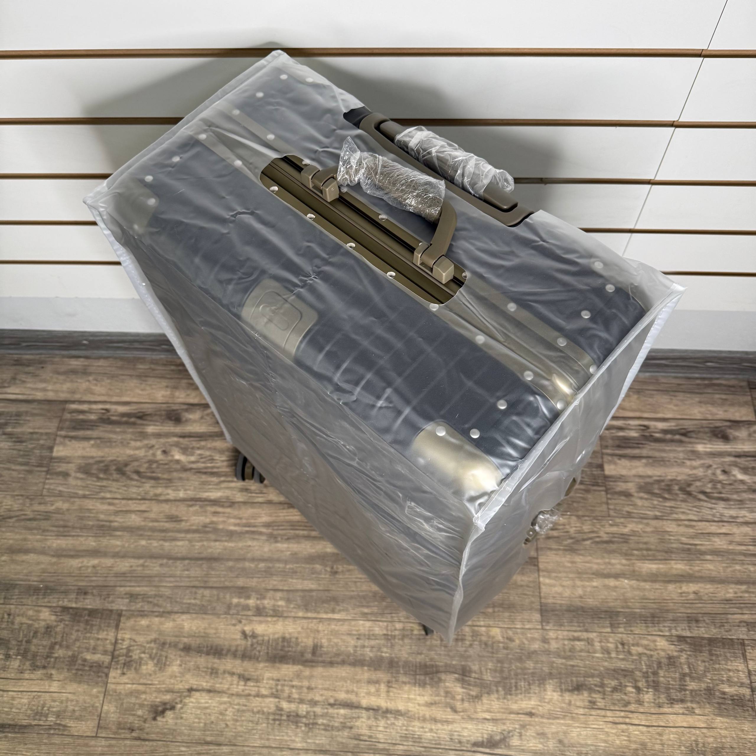 Чемодан алюминиевый L-XL Черно-золотой