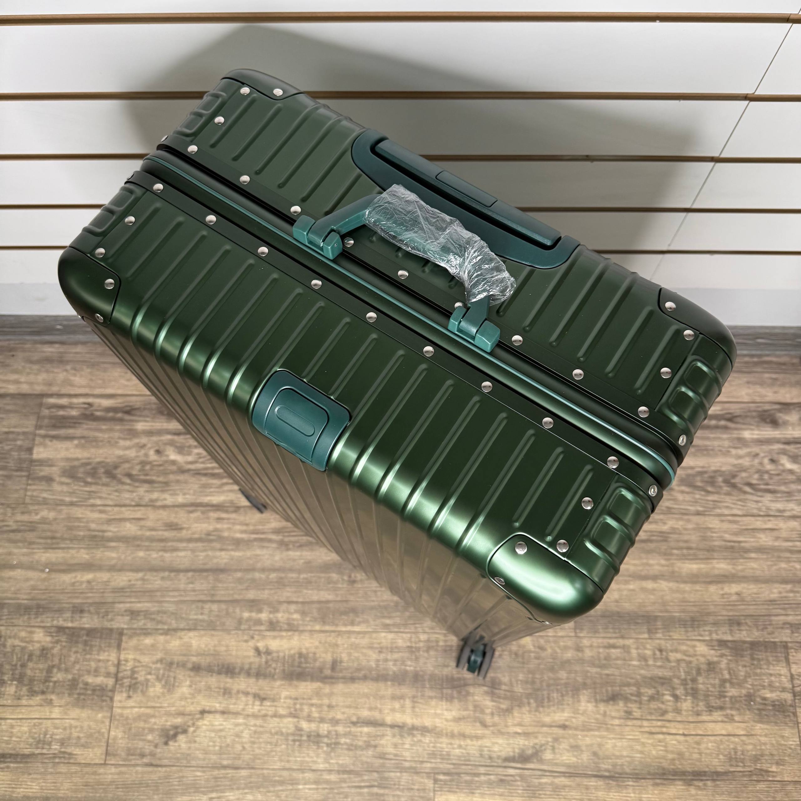 Чемодан алюминиевый L-XL - Зелёный