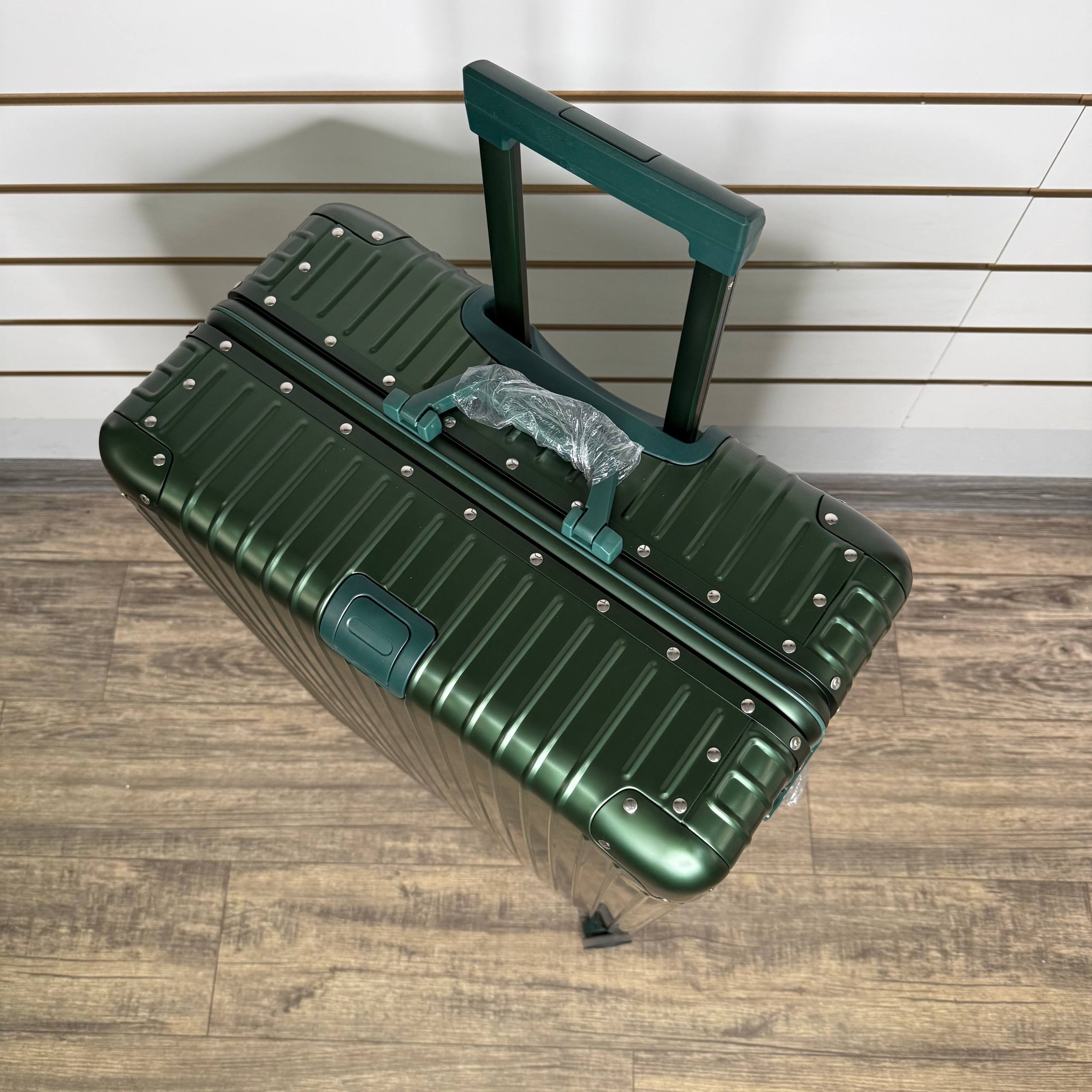 Чемодан алюминиевый L-XL - Зелёный