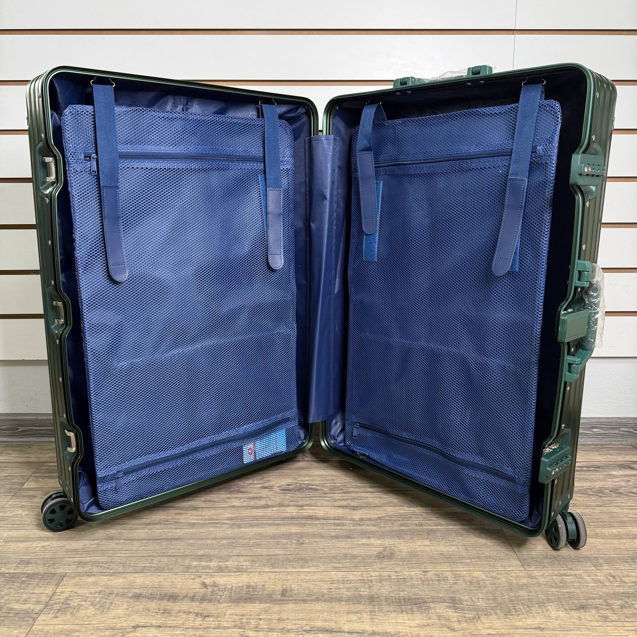 Чемодан алюминиевый L-XL - Зелёный