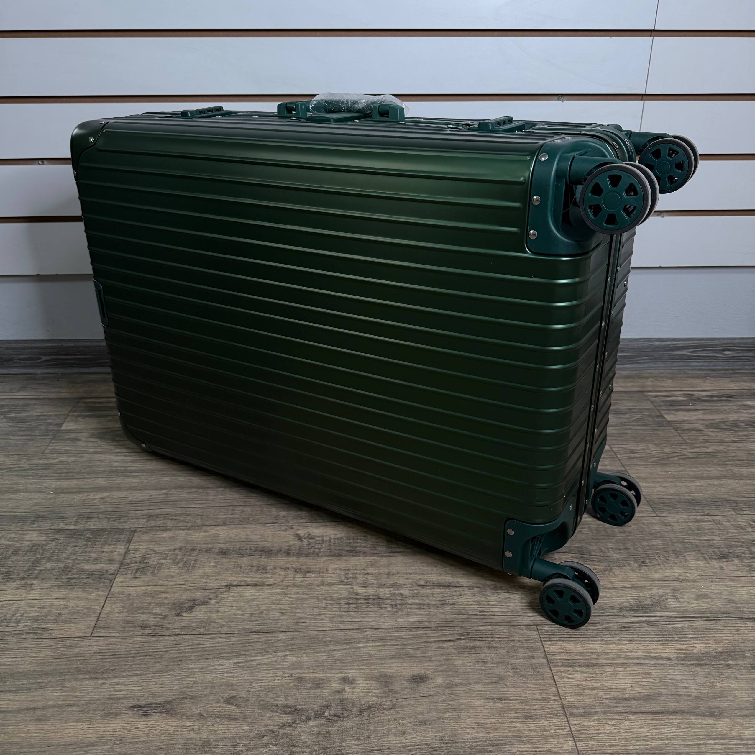 Чемодан алюминиевый L-XL - Зелёный
