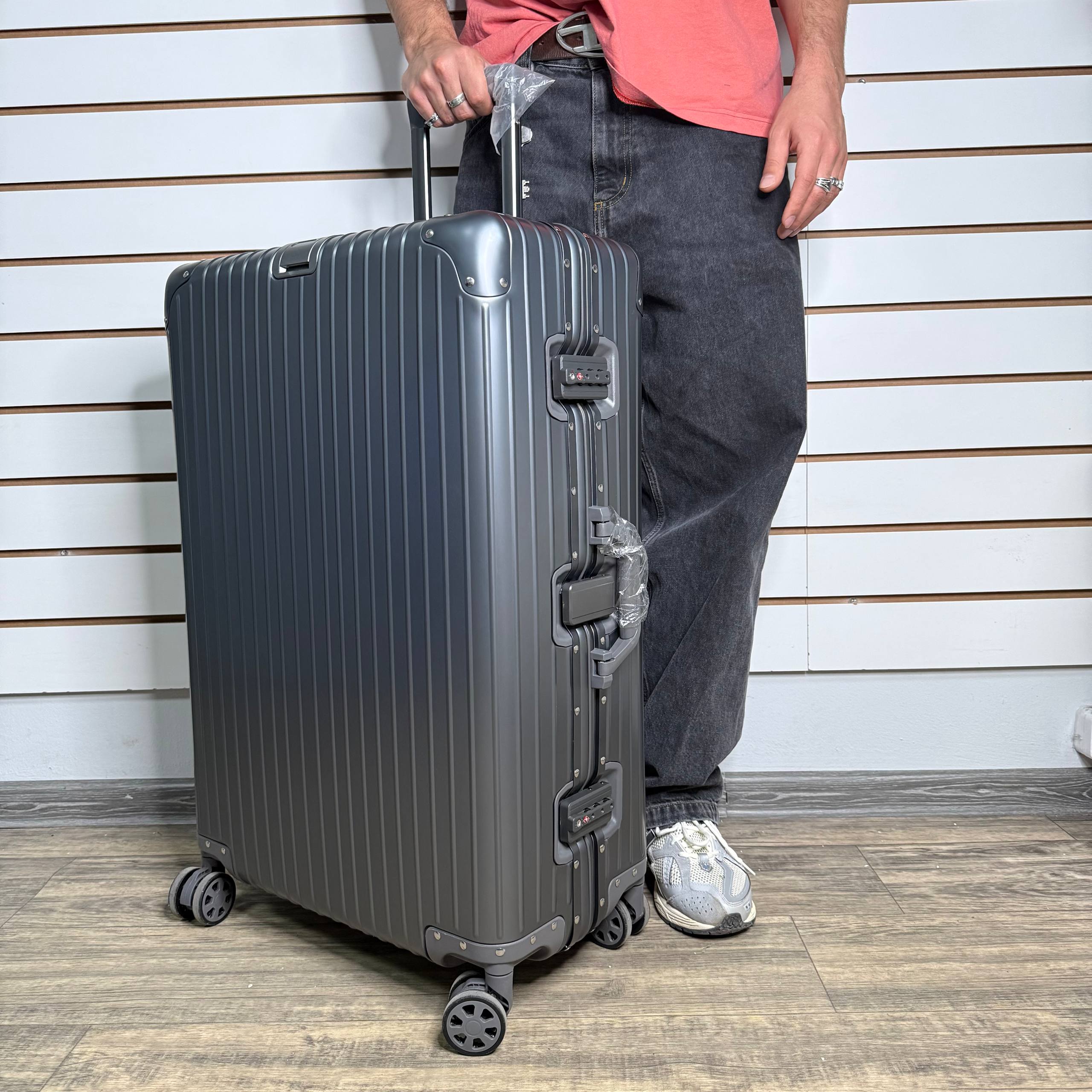 Чемодан алюминиевый L-XL - Серый