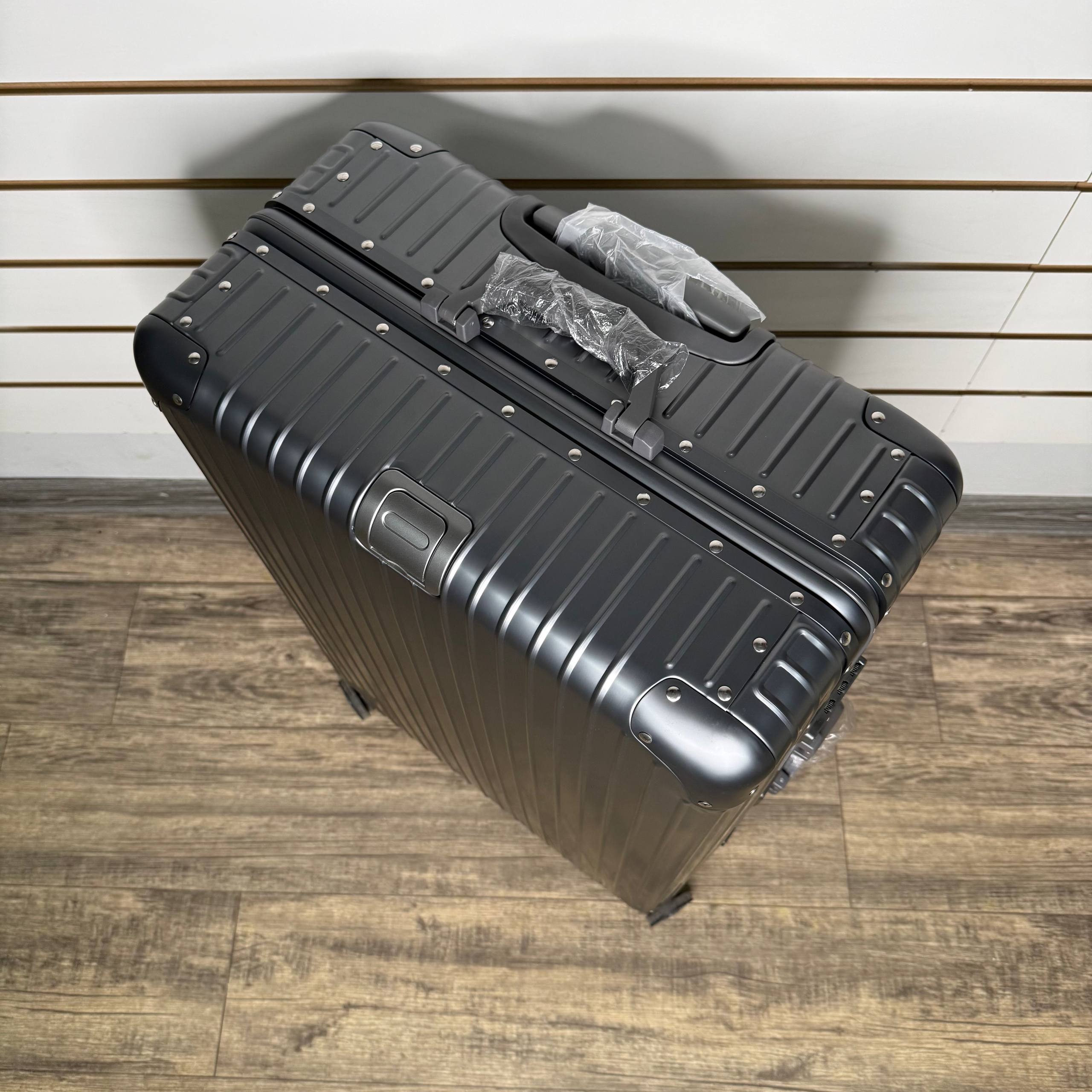 Чемодан алюминиевый L-XL - Серый