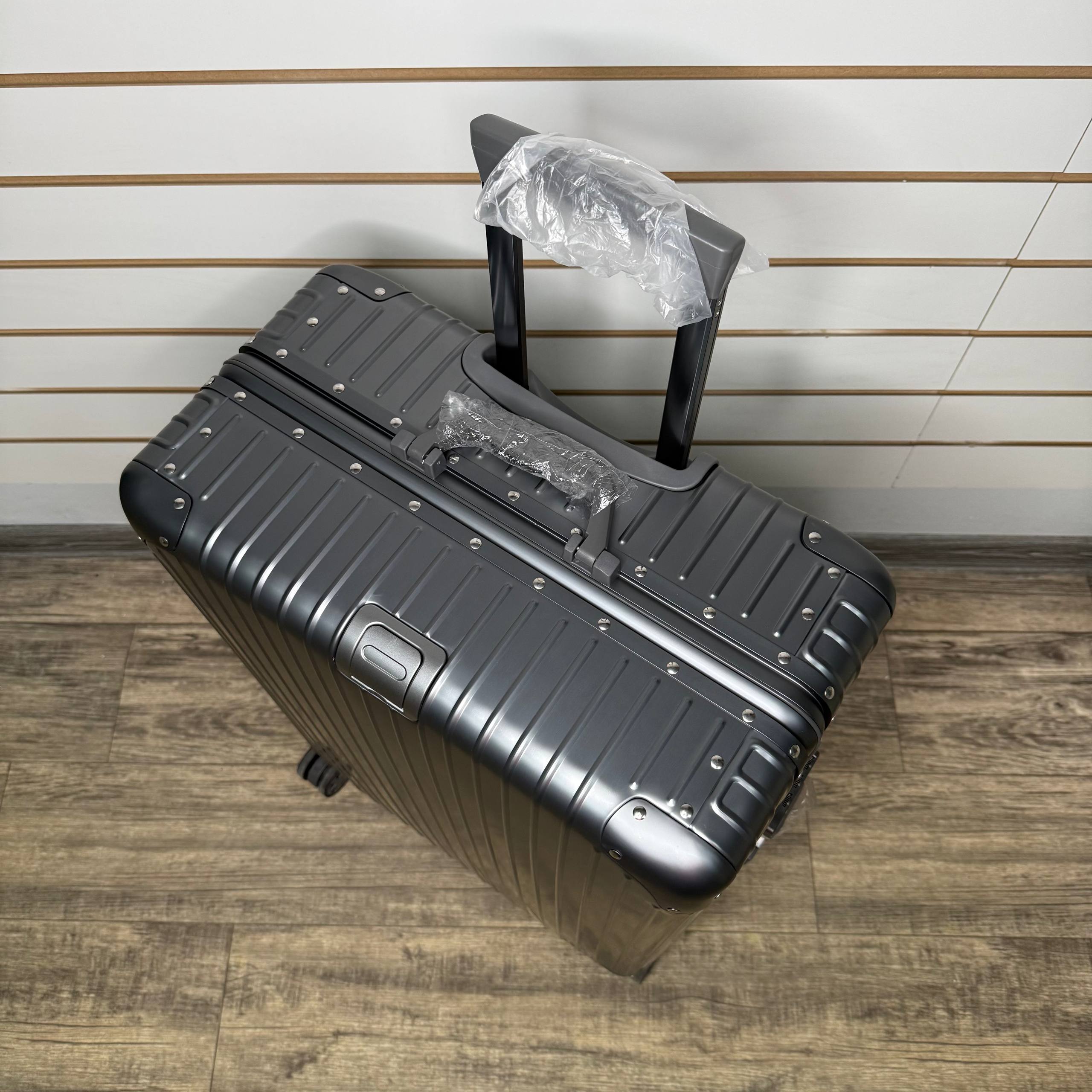 Чемодан алюминиевый L-XL - Серый