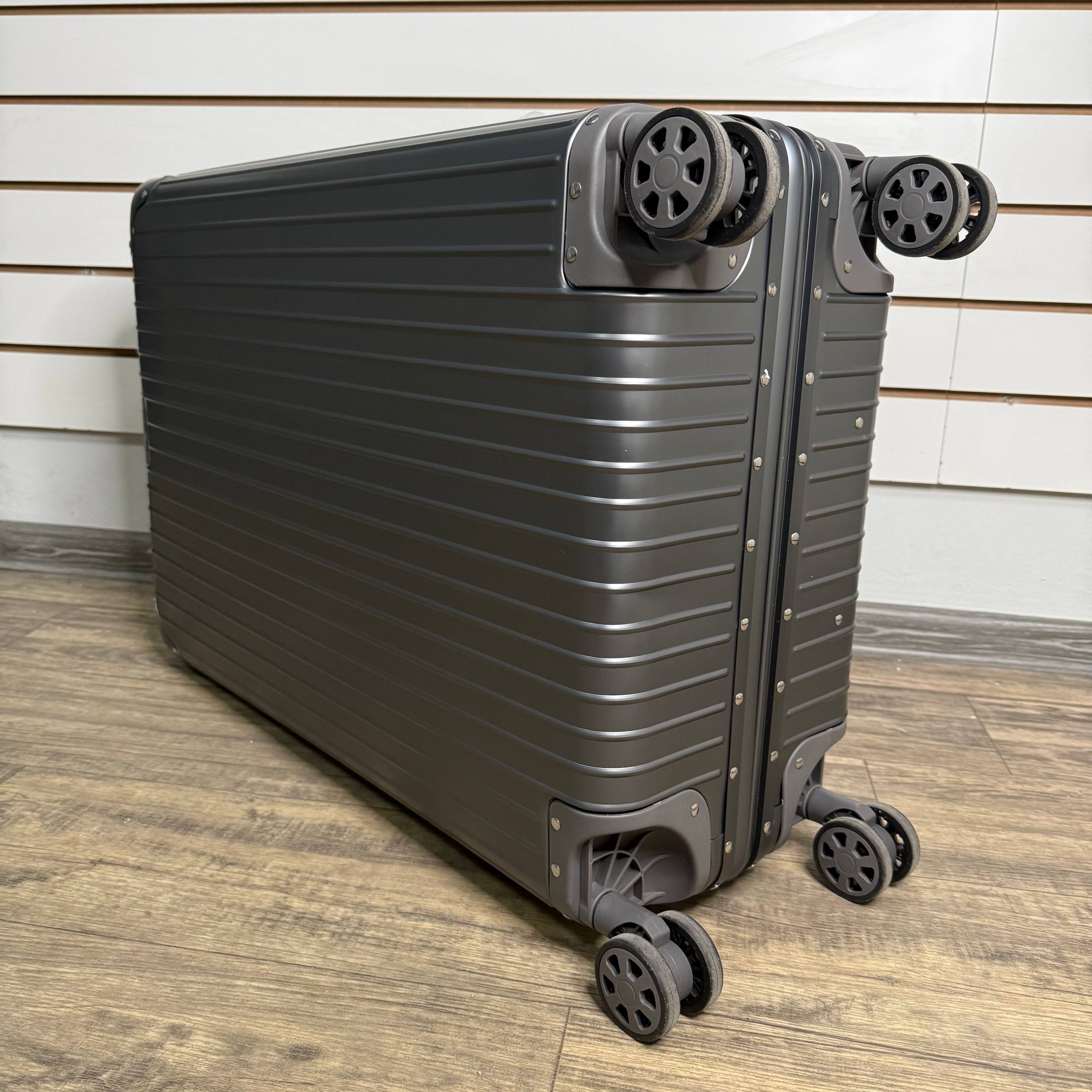 Чемодан алюминиевый L-XL - Серый