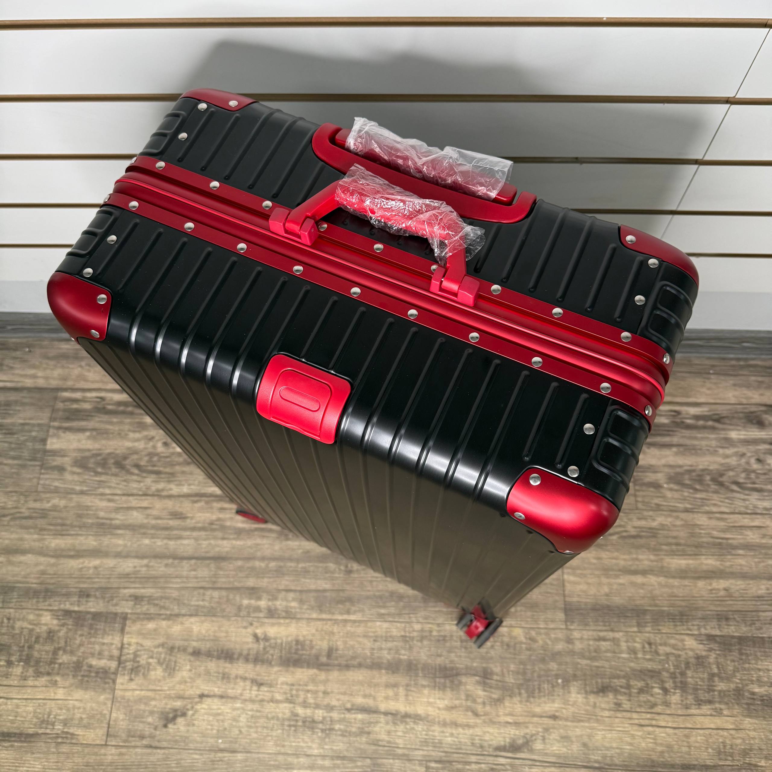 Чемодан алюминиевый L-XL Чёрно-красный