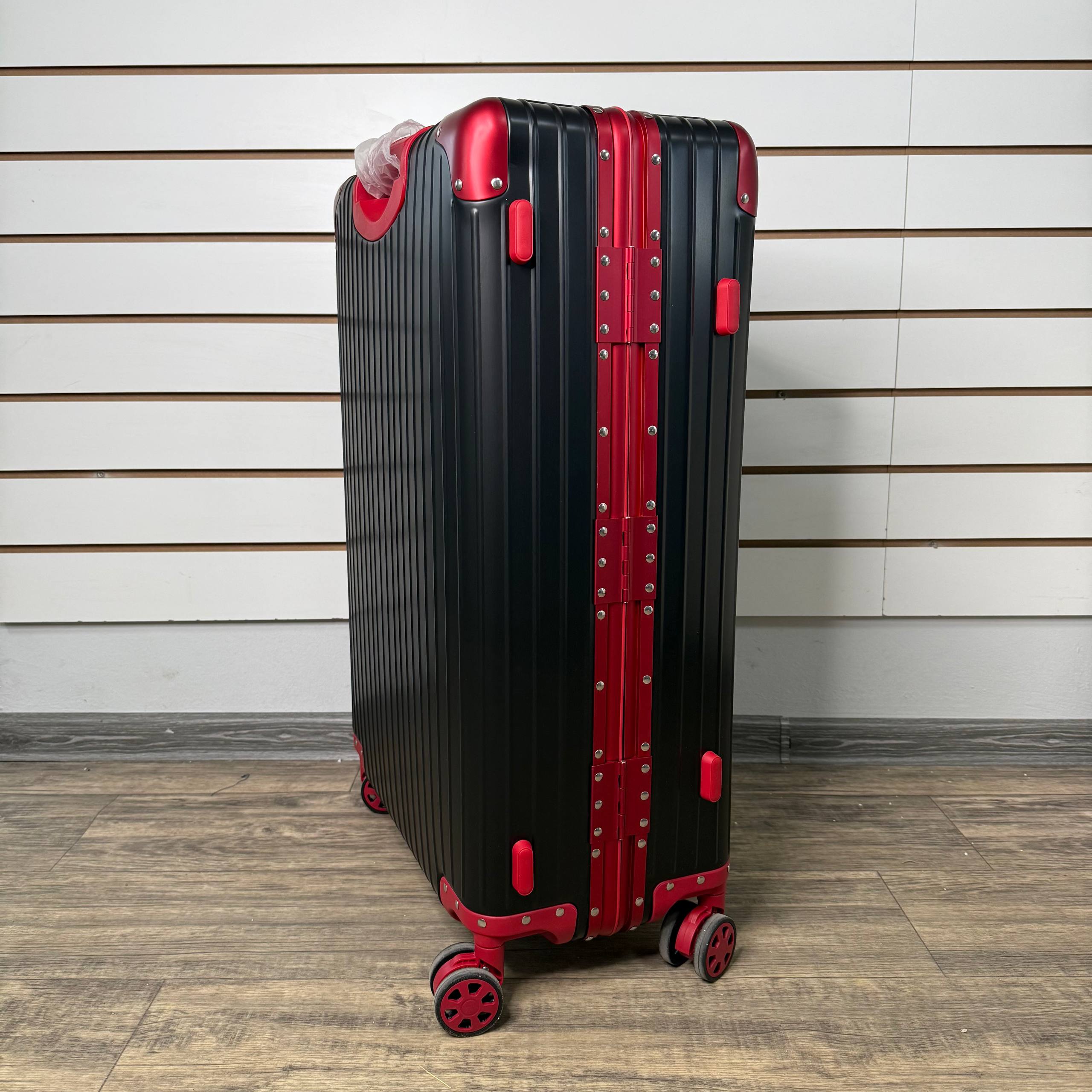Чемодан алюминиевый L-XL Чёрно-красный