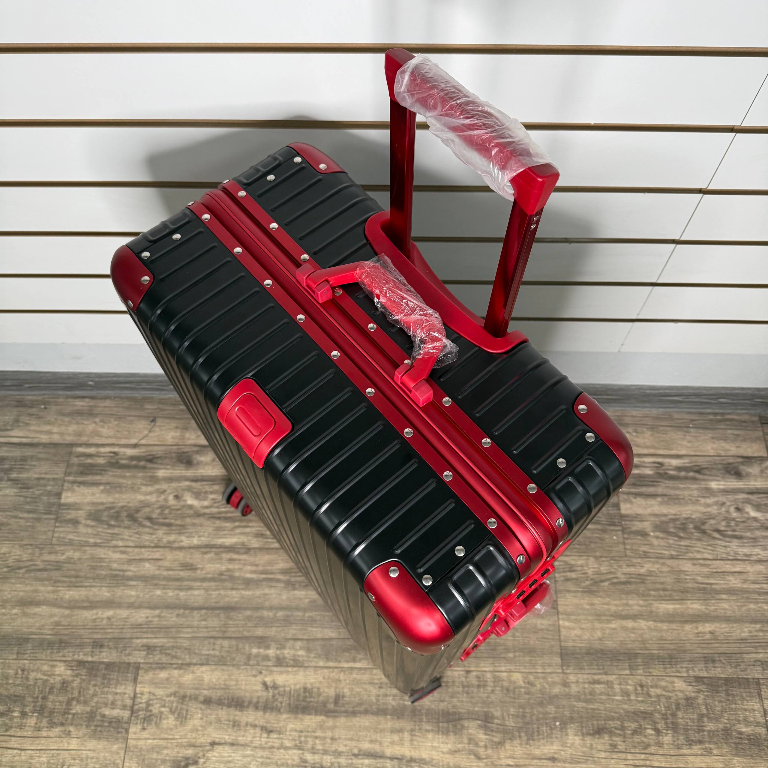 Чемодан алюминиевый L-XL Чёрно-красный