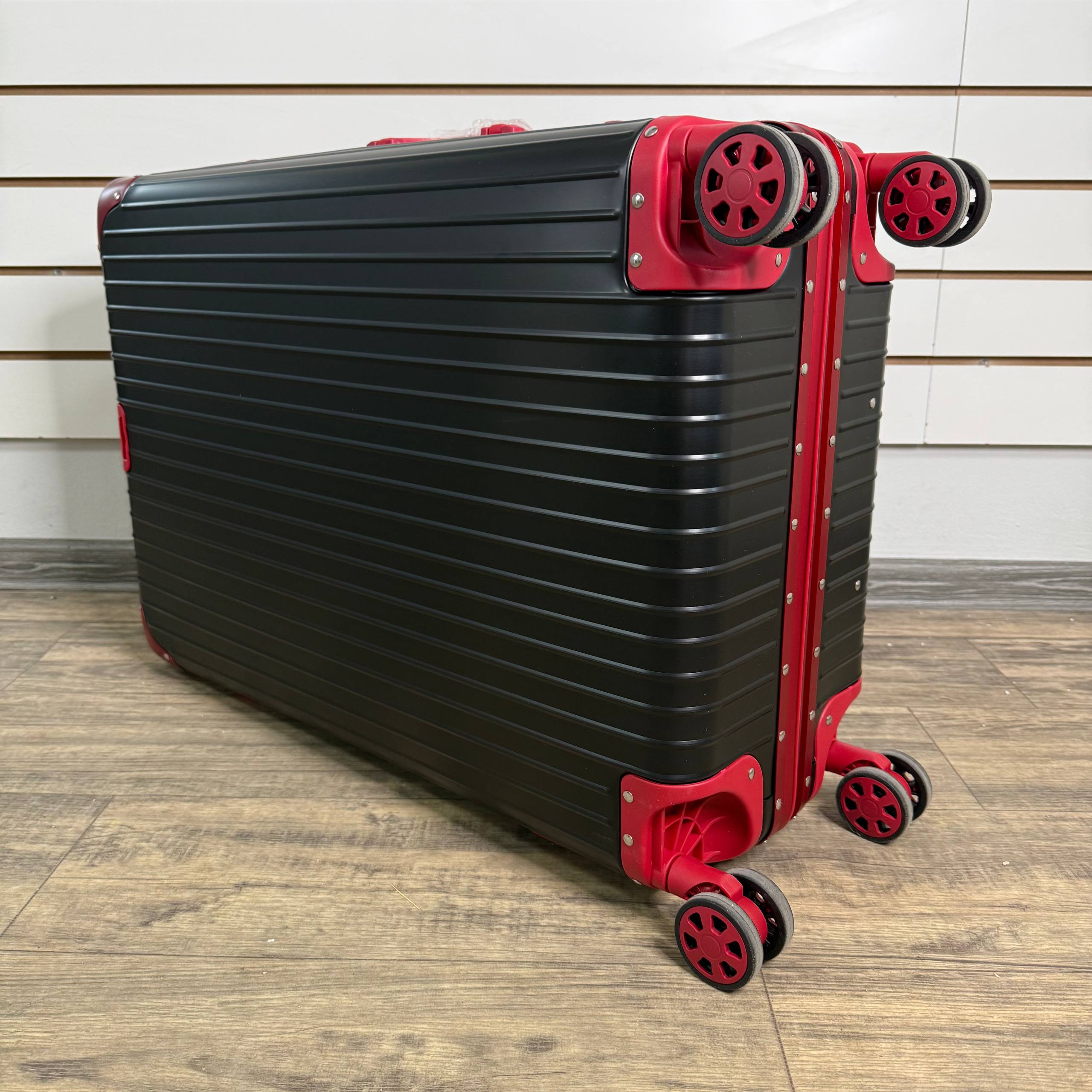 Чемодан алюминиевый L-XL Чёрно-красный