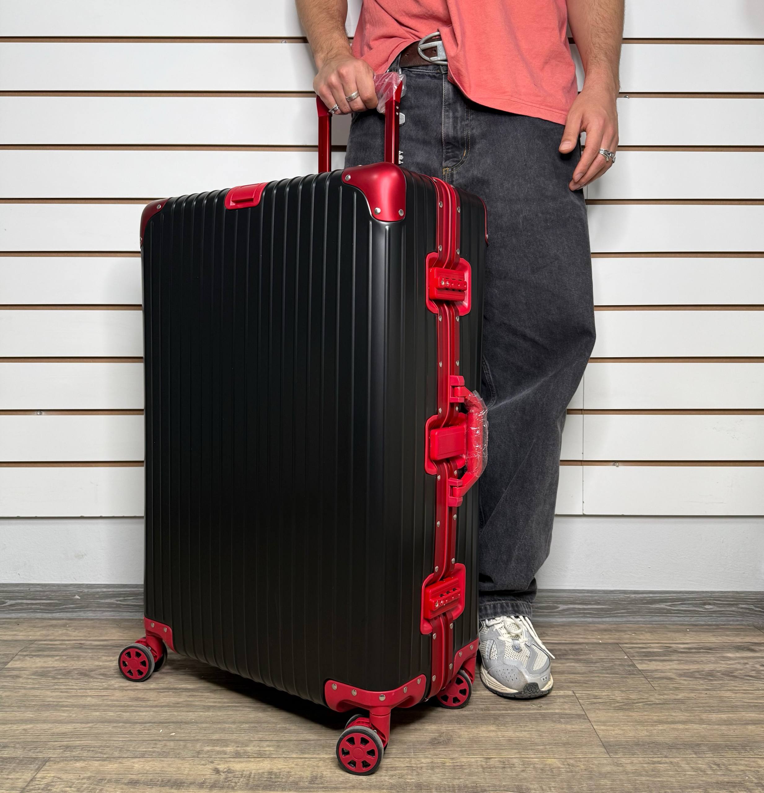 Чемодан алюминиевый L-XL Чёрно-красный