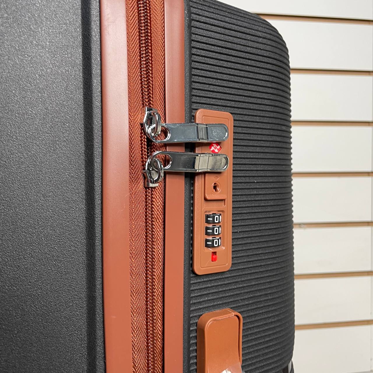 Чемодан полипропилен L - Черный