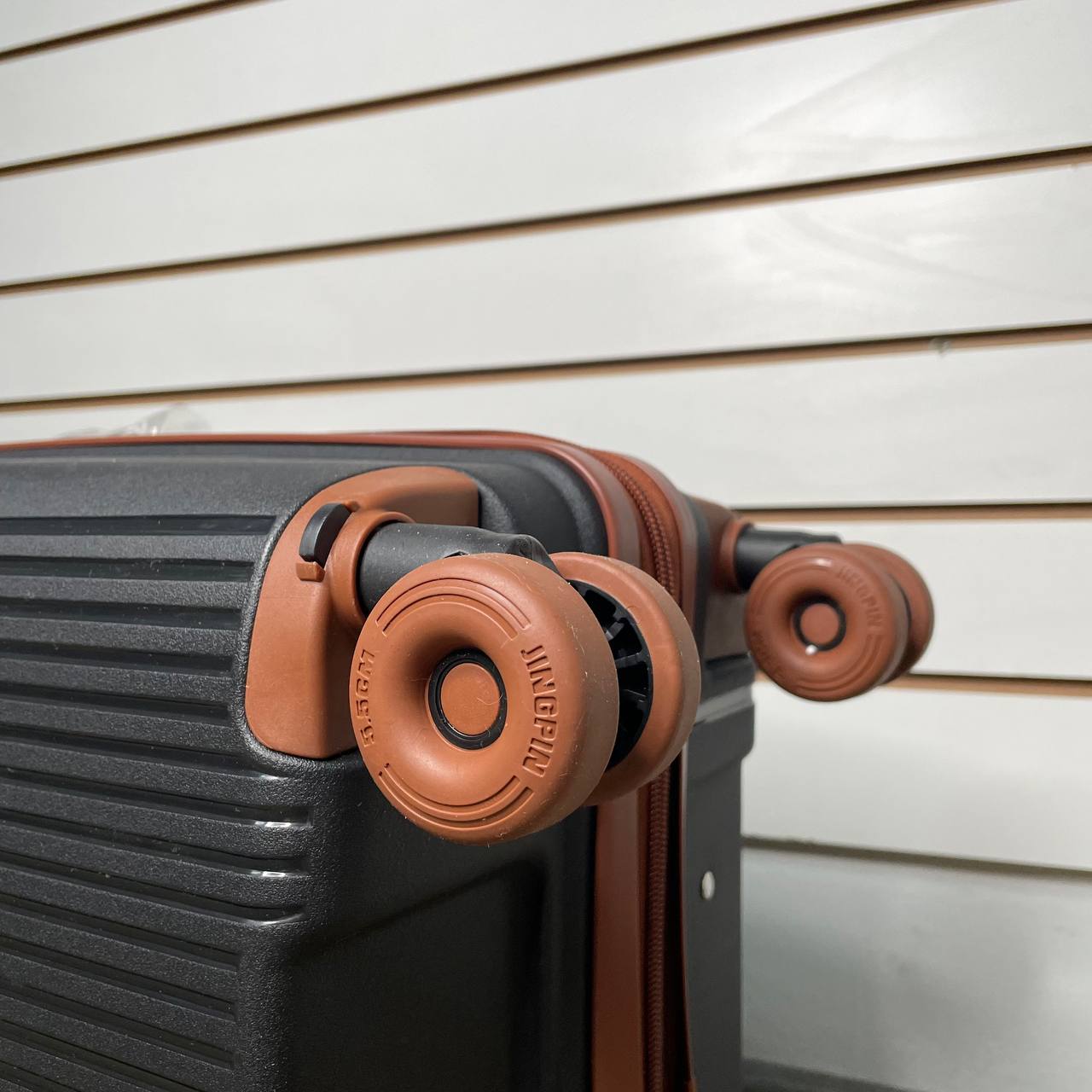 Чемодан полипропилен М - Черный