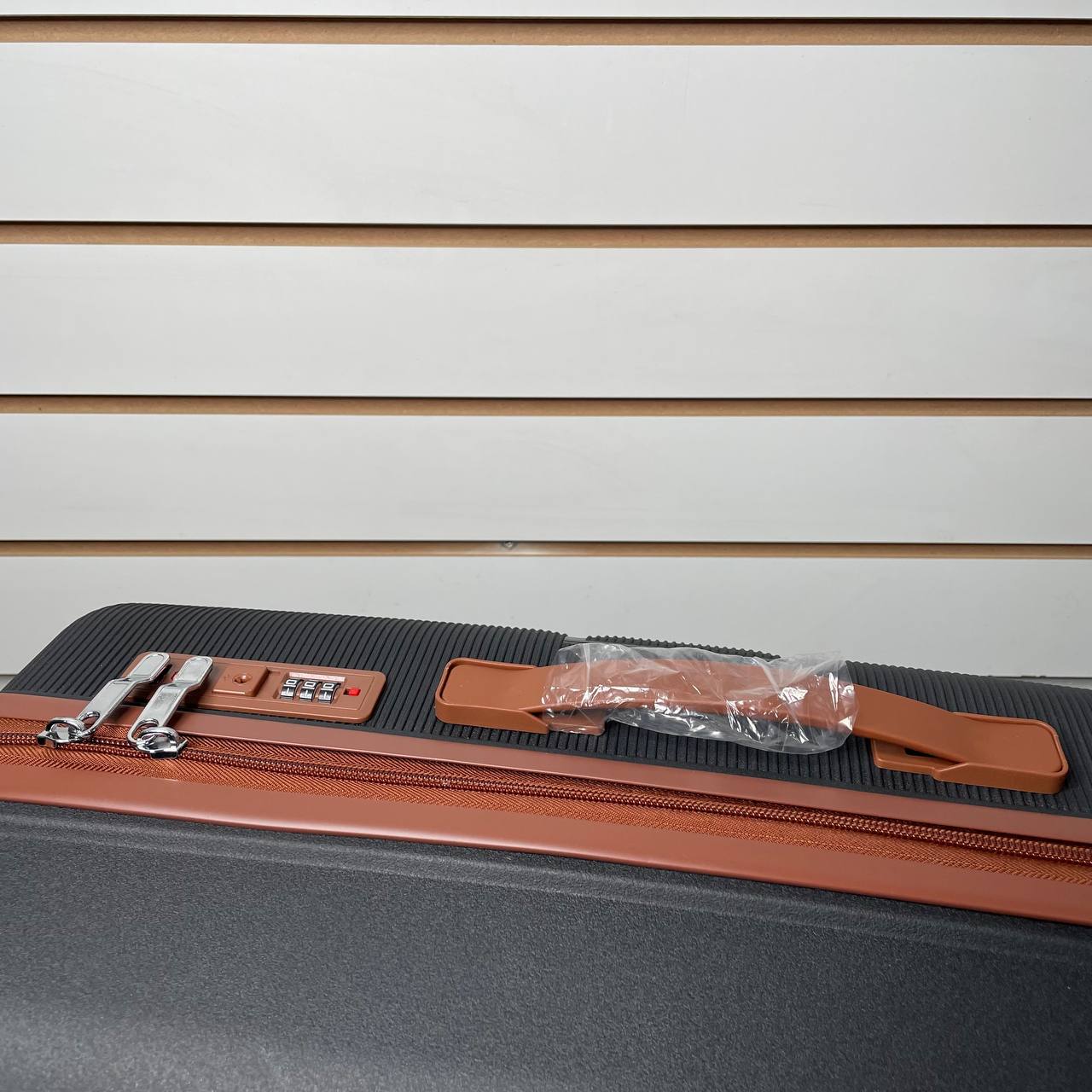 Чемодан полипропилен М - Черный