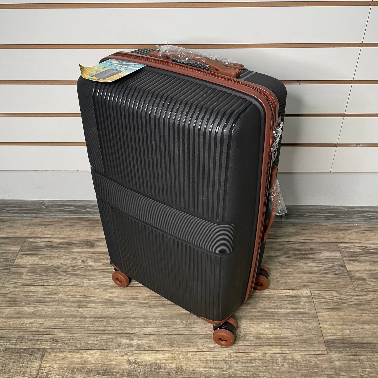 Чемодан полипропилен М - Черный