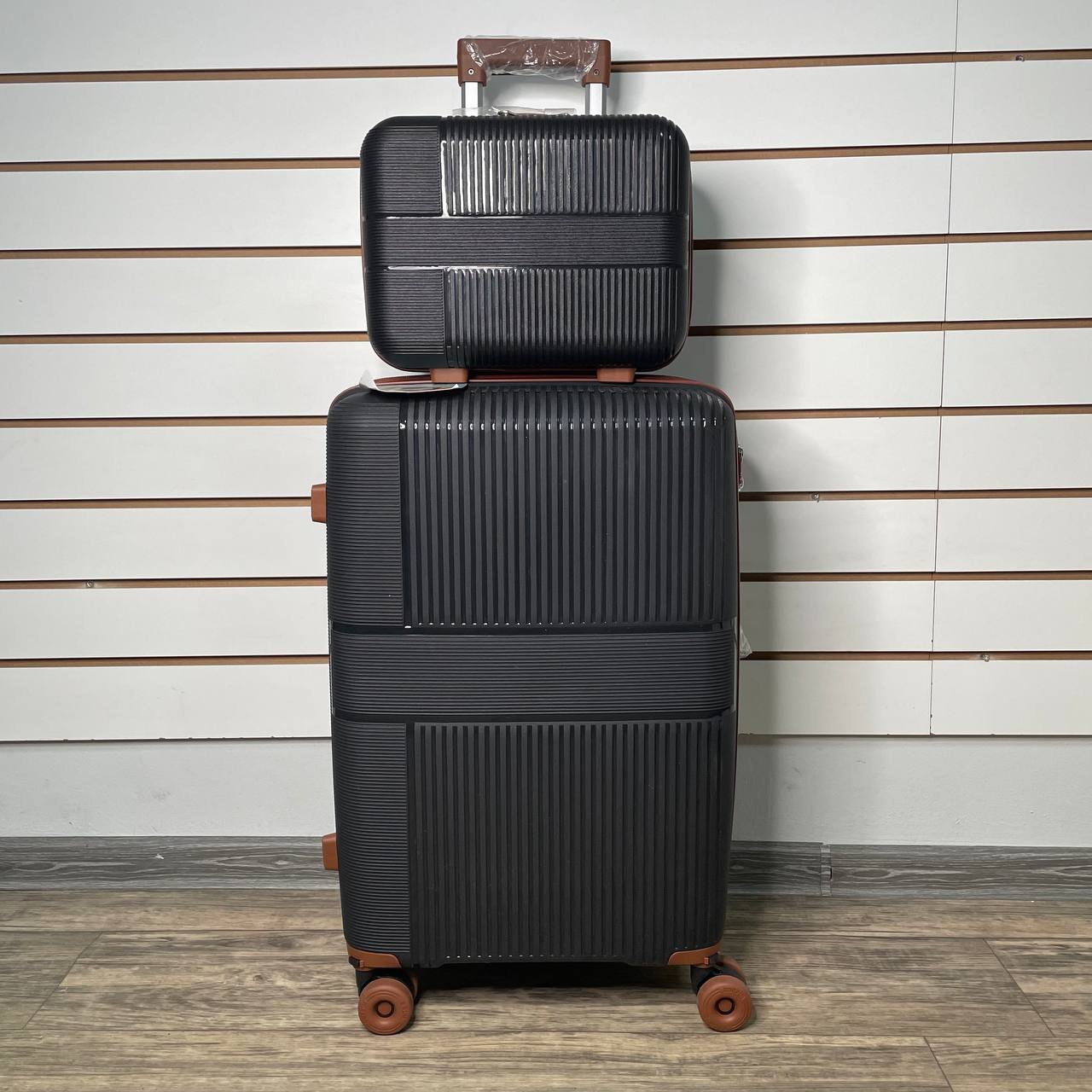 Чемодан полипропилен М - Черный