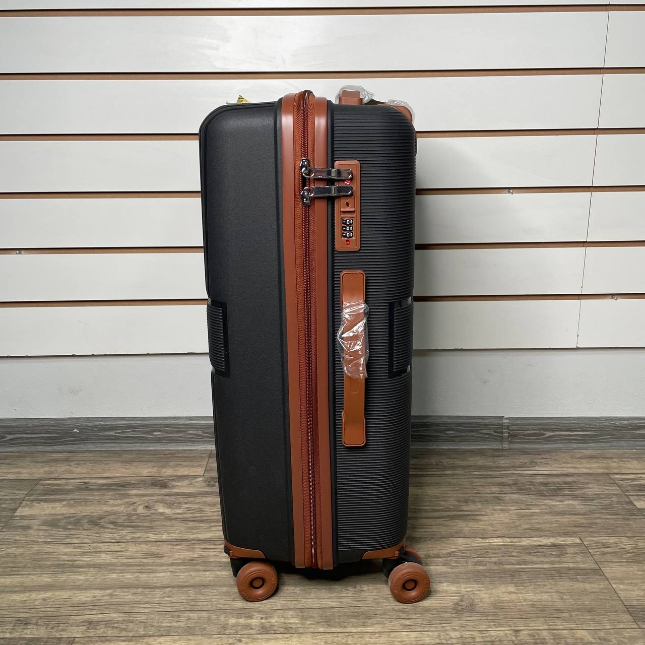 Чемодан полипропилен М - Черный