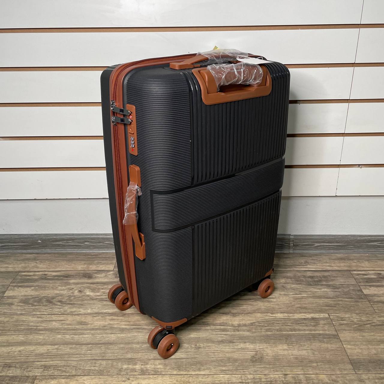 Чемодан полипропилен М - Черный