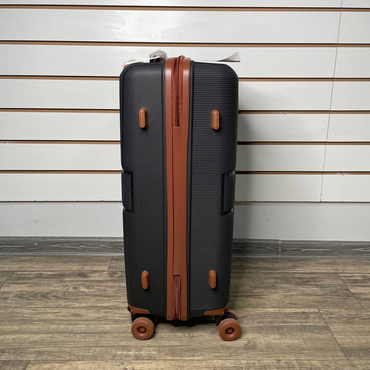 Чемодан полипропилен М - Черный