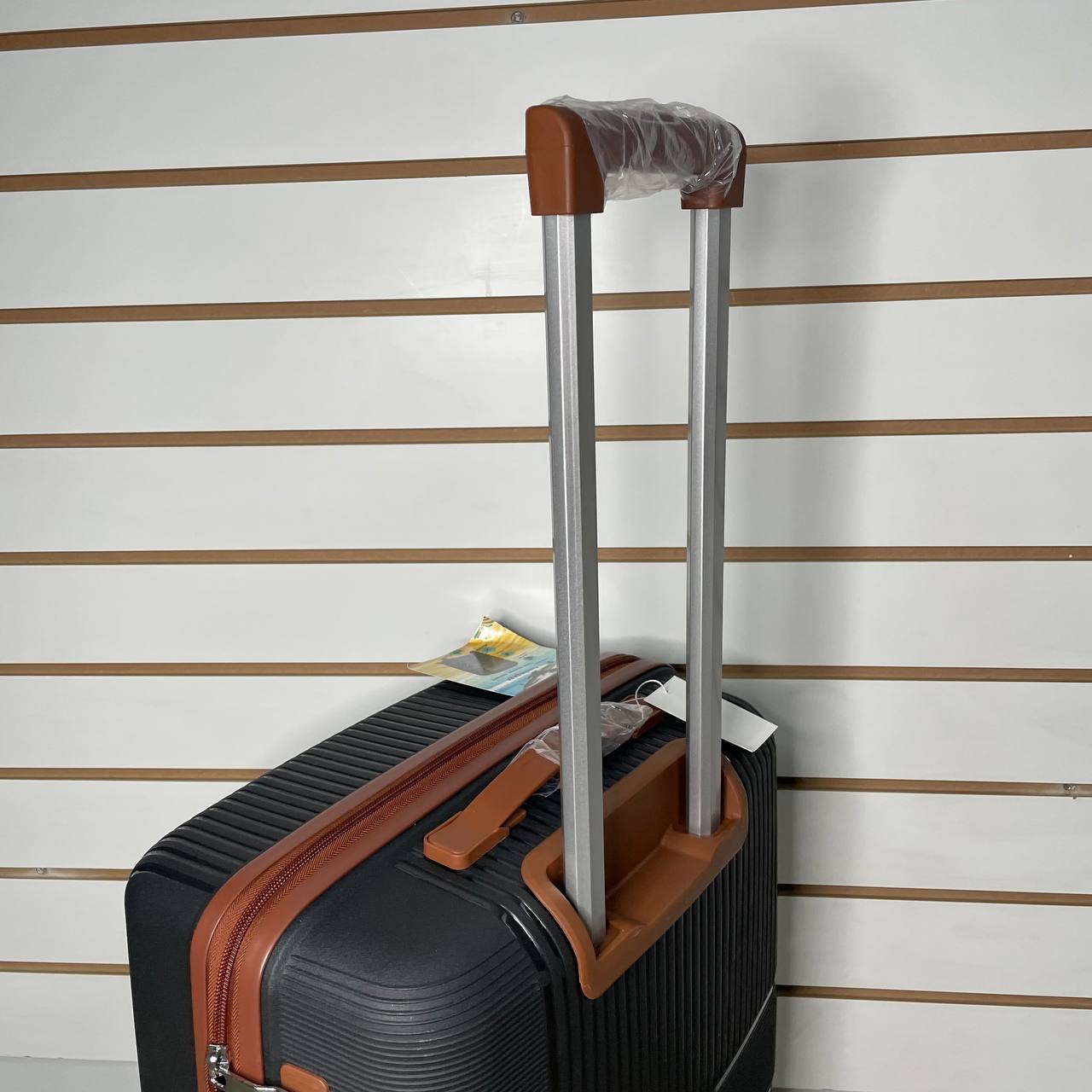 Чемодан полипропилен М - Черный