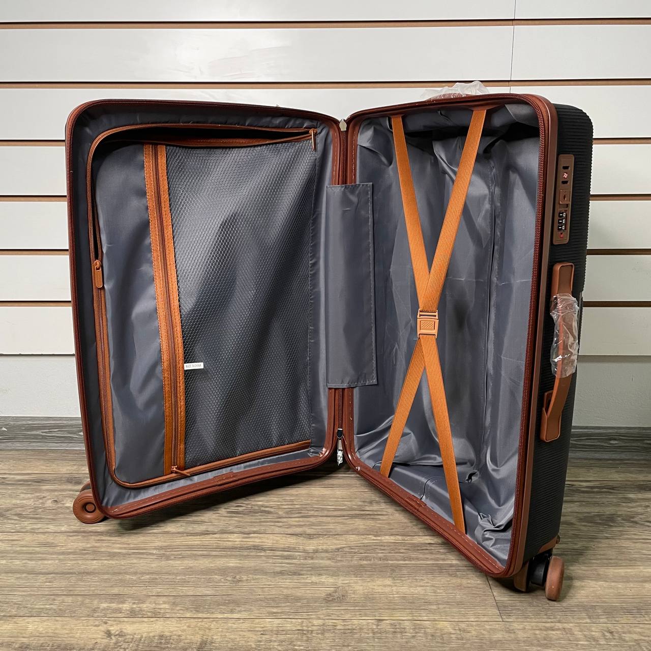 Чемодан полипропилен М - Черный