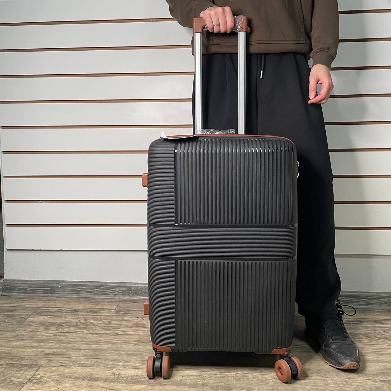 Чемодан полипропилен М - Черный