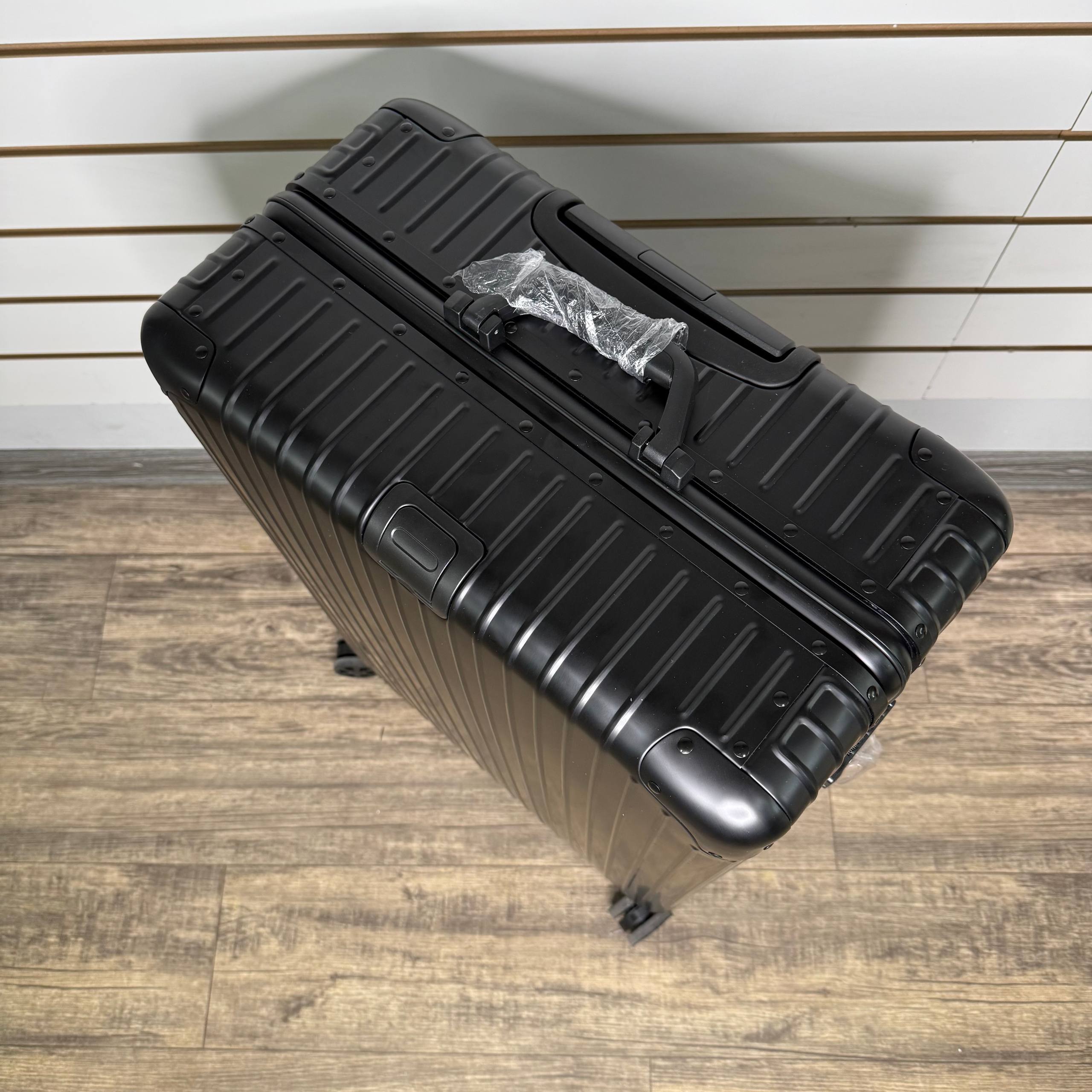 Чемодан алюминиевый L-XL - Чёрный