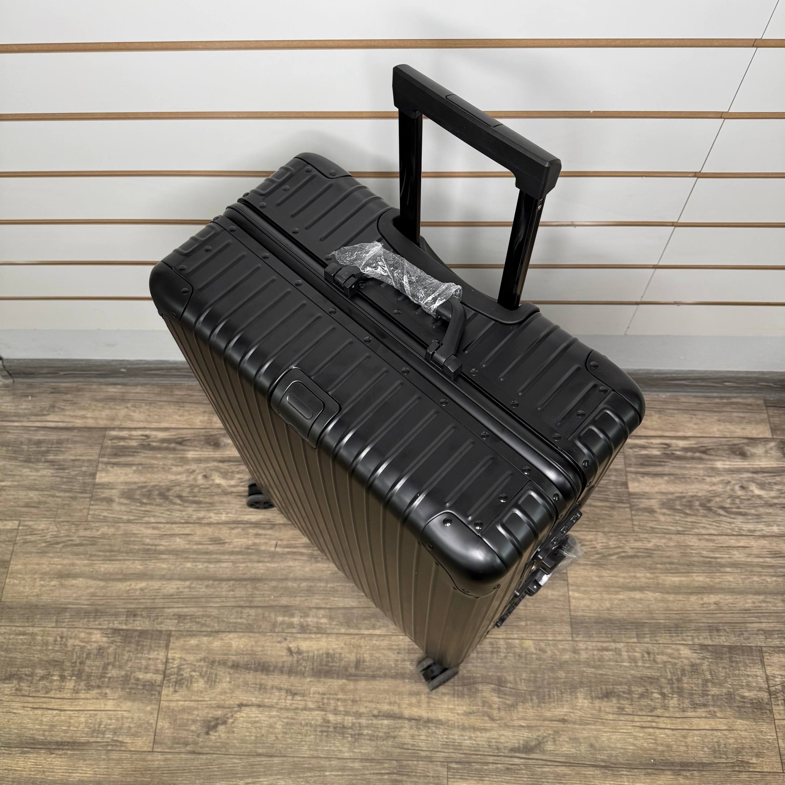 Чемодан алюминиевый L-XL - Чёрный