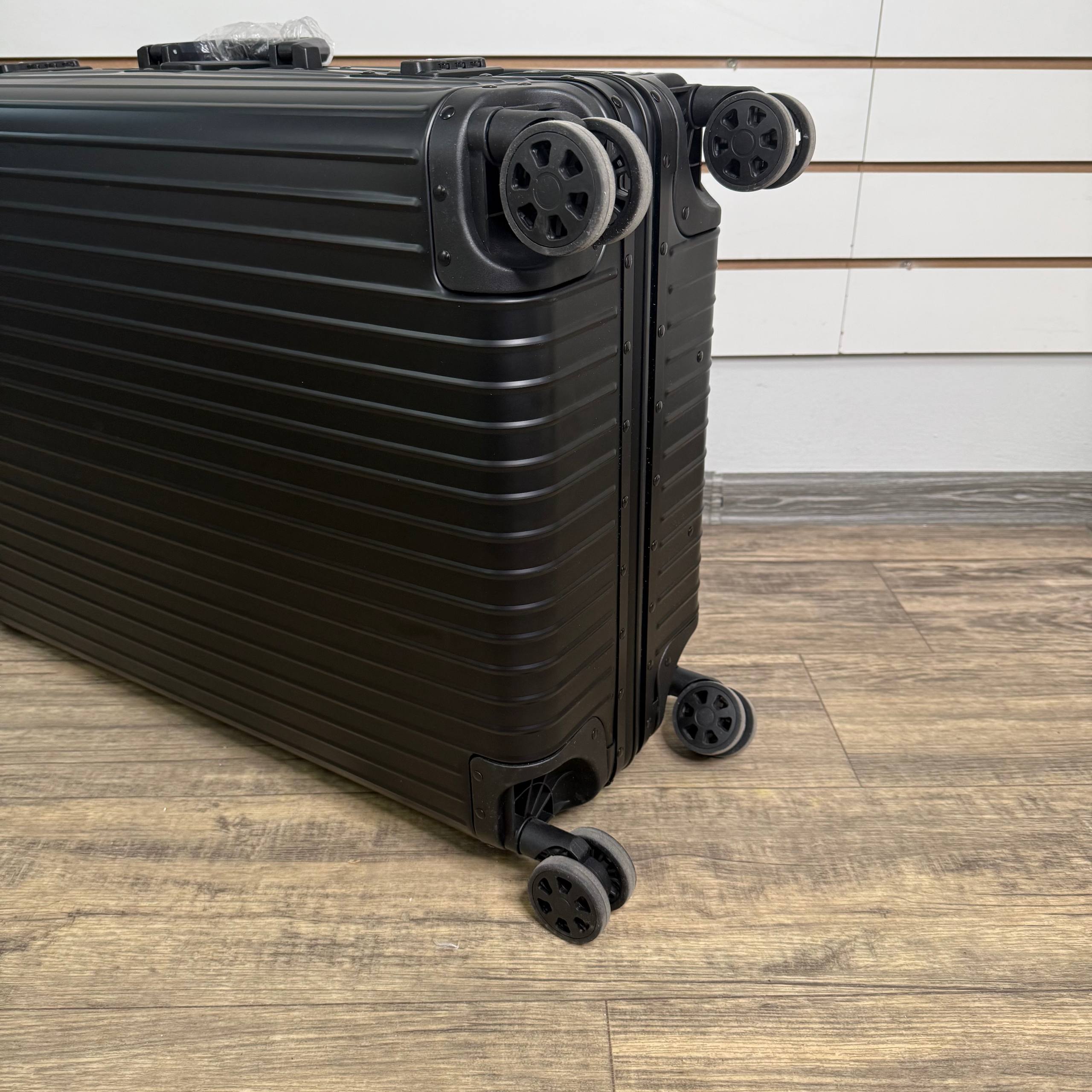 Чемодан алюминиевый L-XL - Чёрный