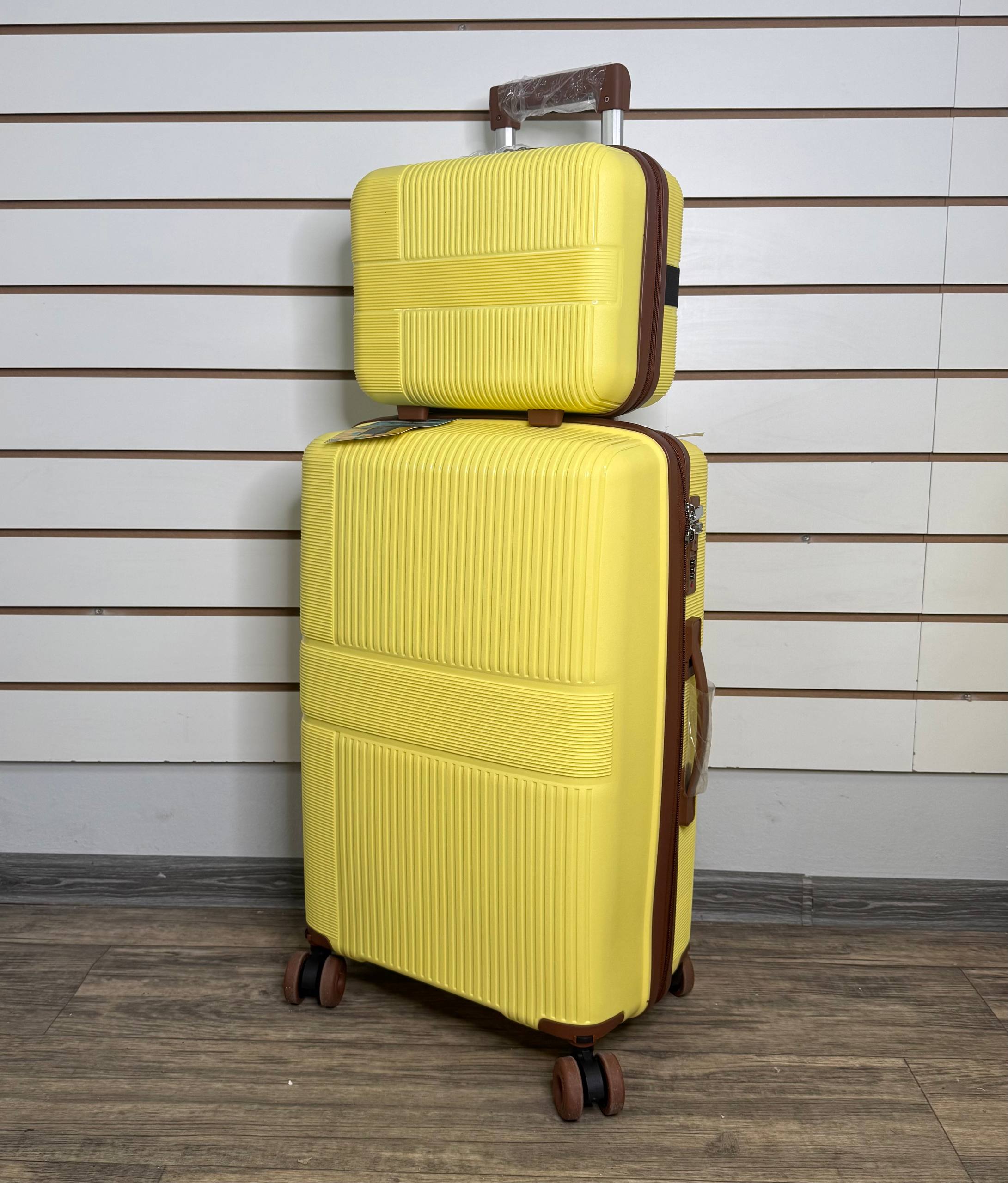 Чемодан полипропилен М - Желтый