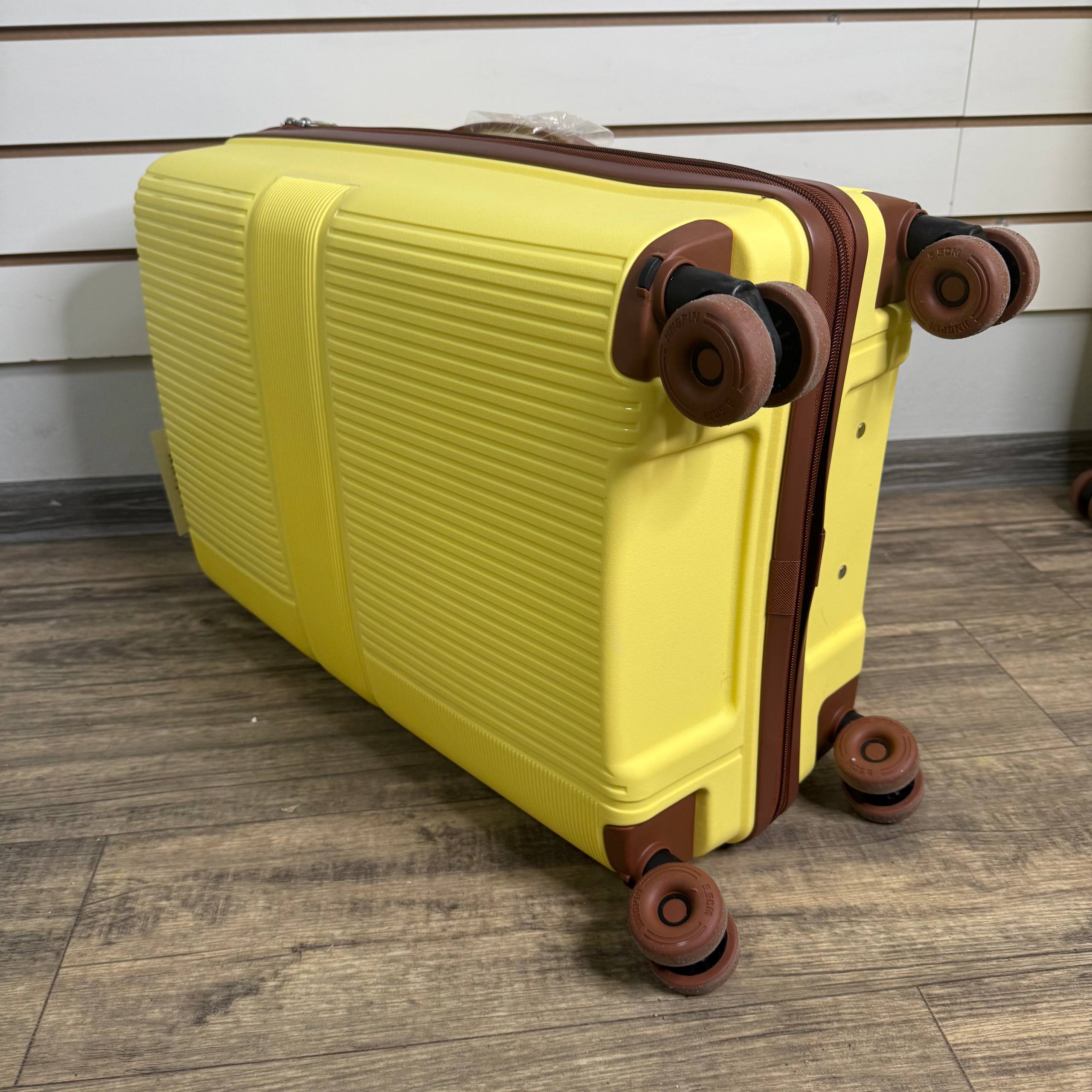 Чемодан полипропилен М - Желтый