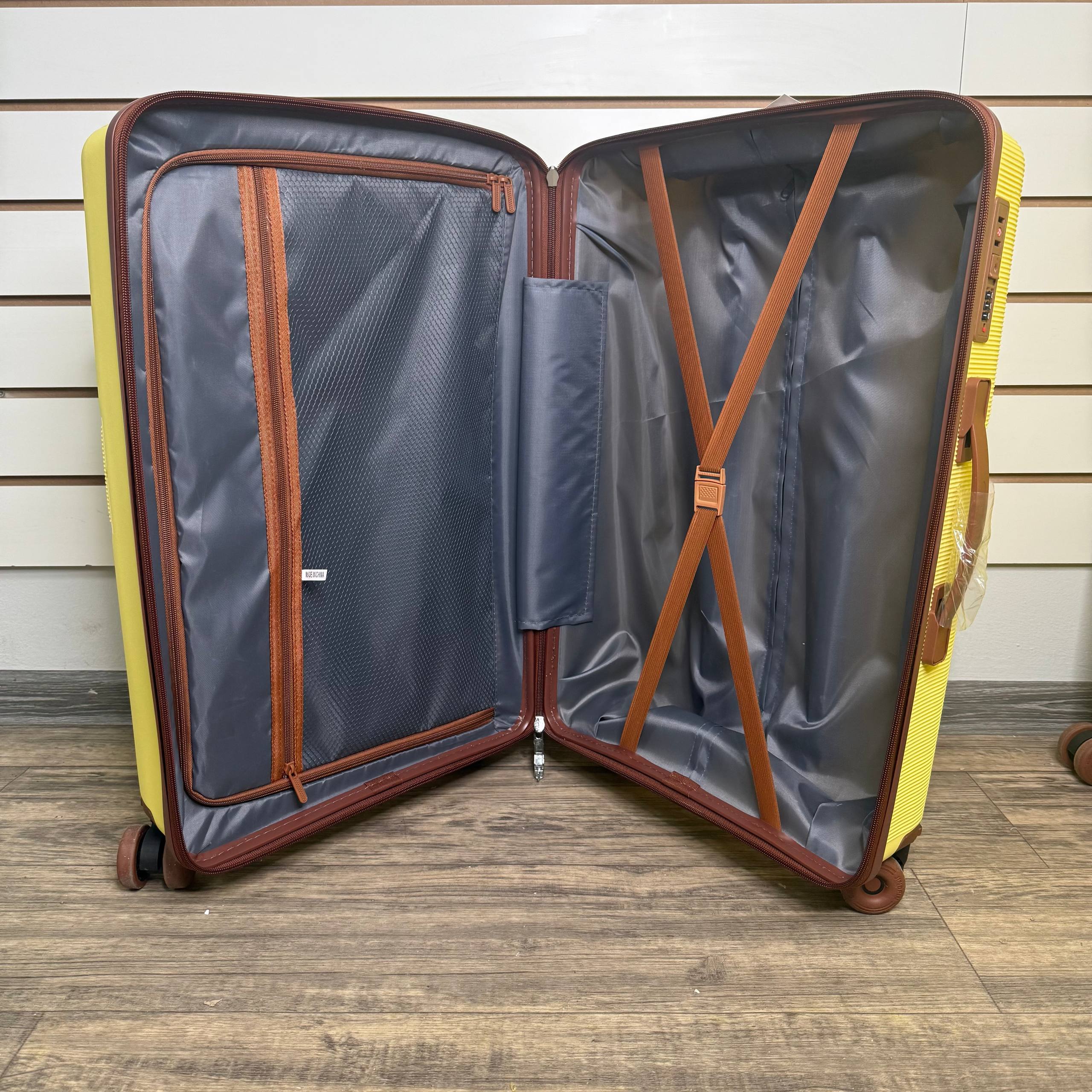 Чемодан полипропилен М - Желтый