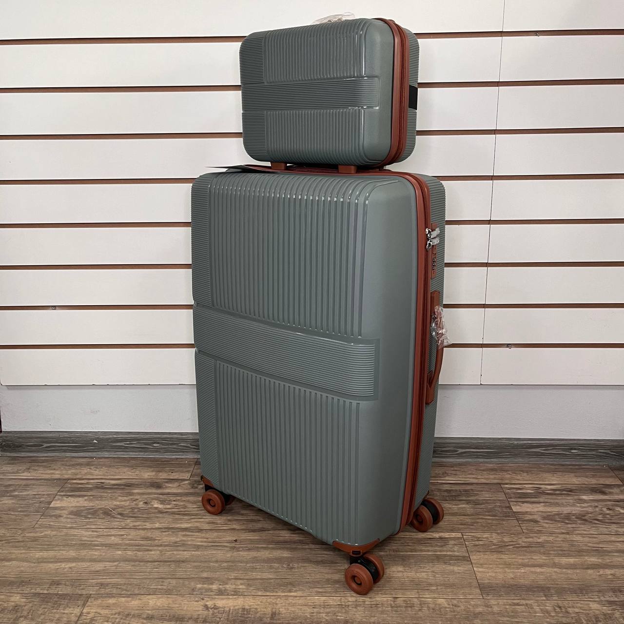 Чемодан полипропиен L - Светло-серый