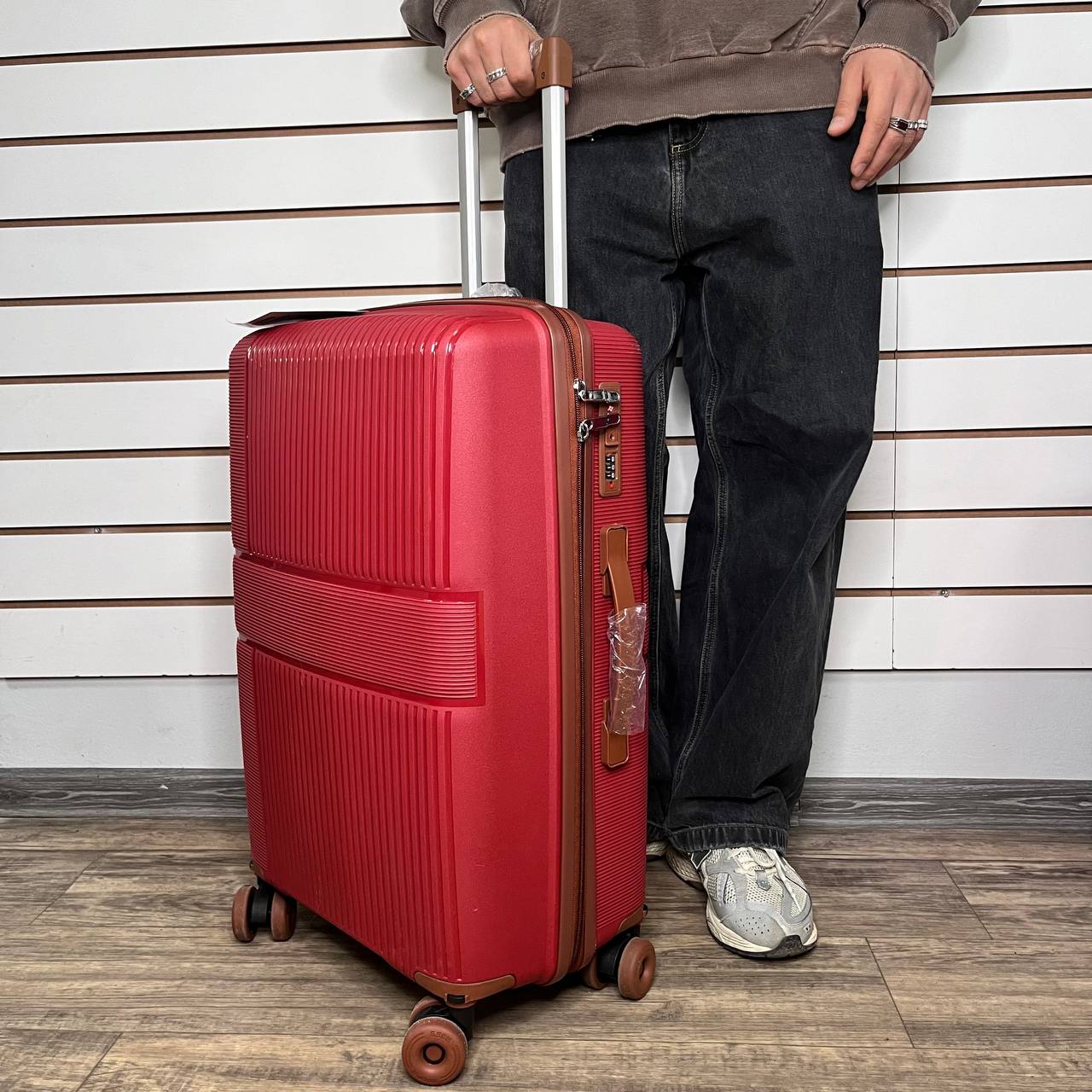 Чемодан полипропилен М - Красный