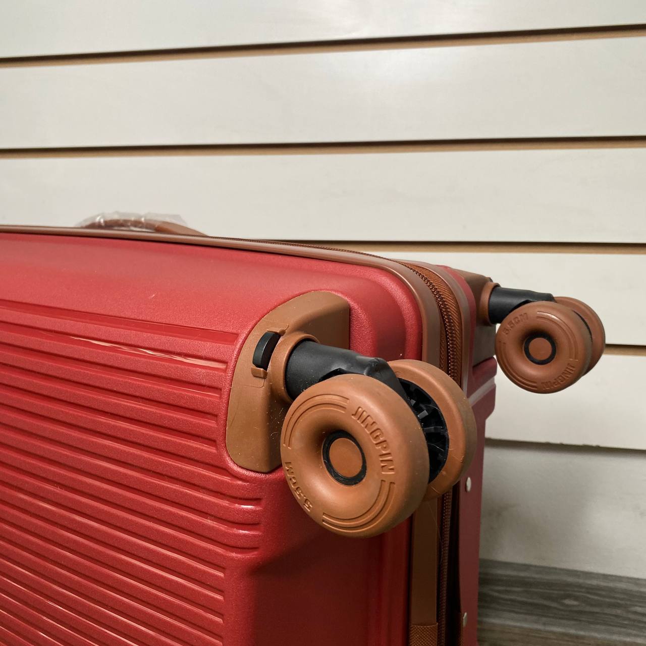 Чемодан полипропилен М - Красный