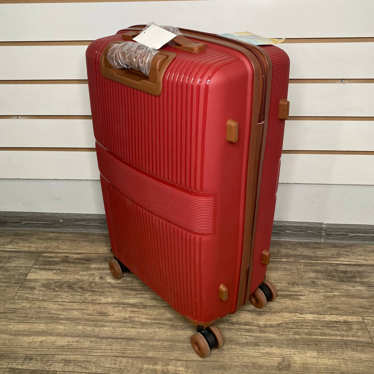 Чемодан полипропилен М - Красный