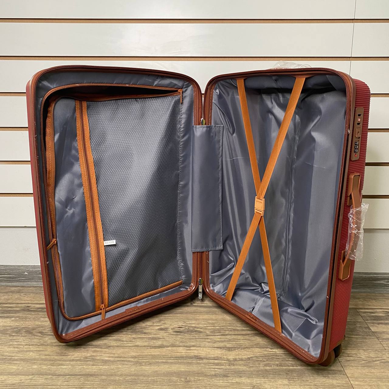 Чемодан полипропилен М - Красный