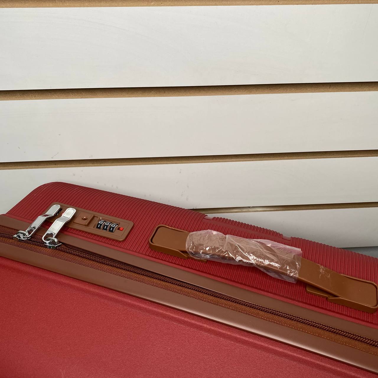 Чемодан полипропилен М - Красный