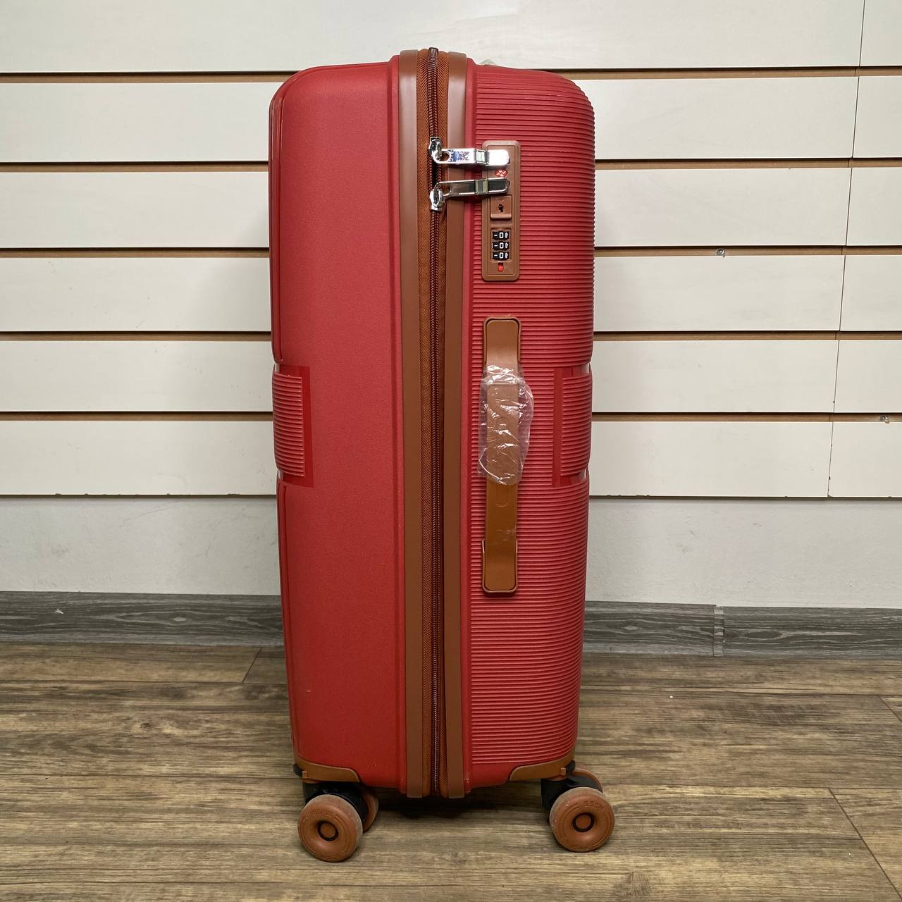 Чемодан полипропилен М - Красный