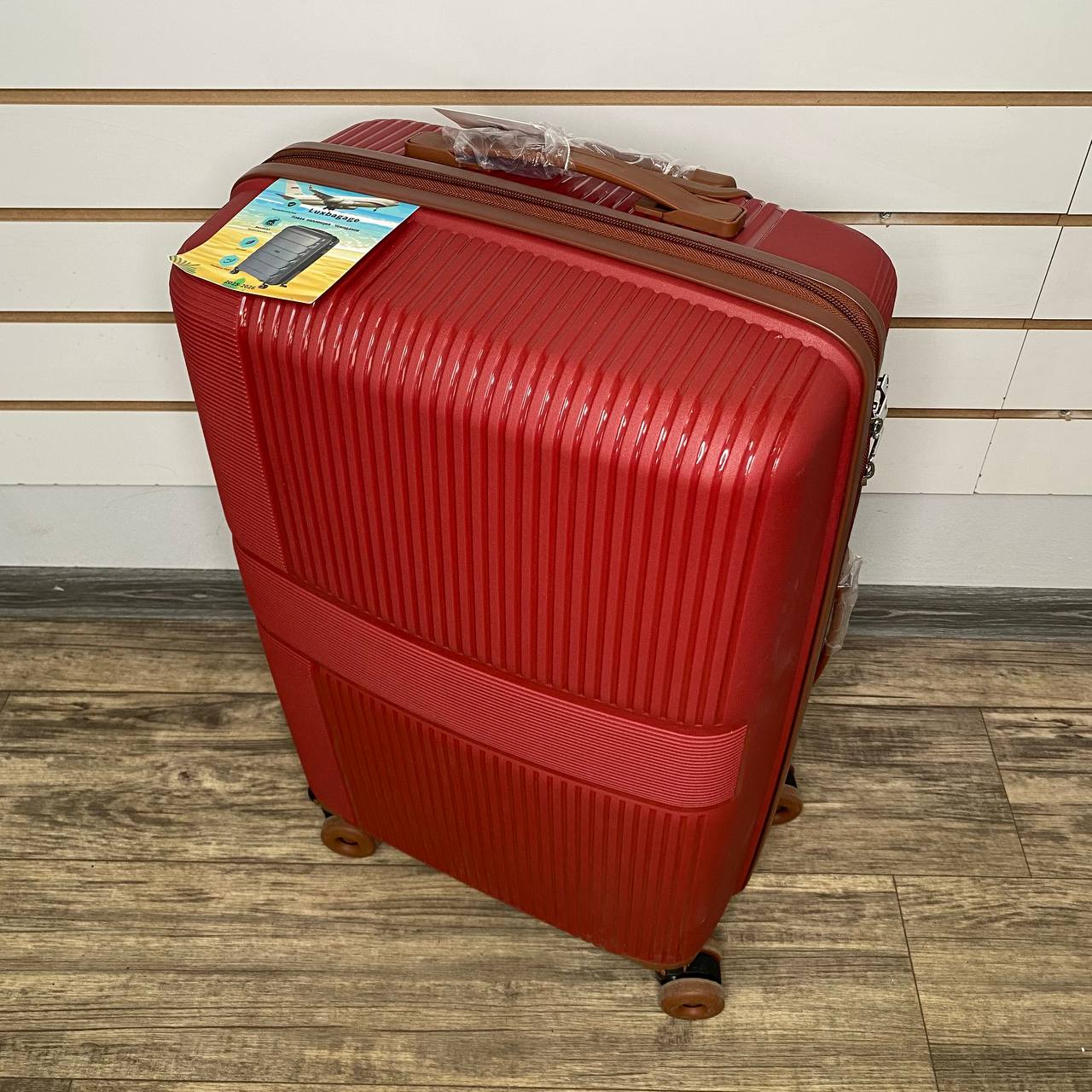 Чемодан полипропилен М - Красный