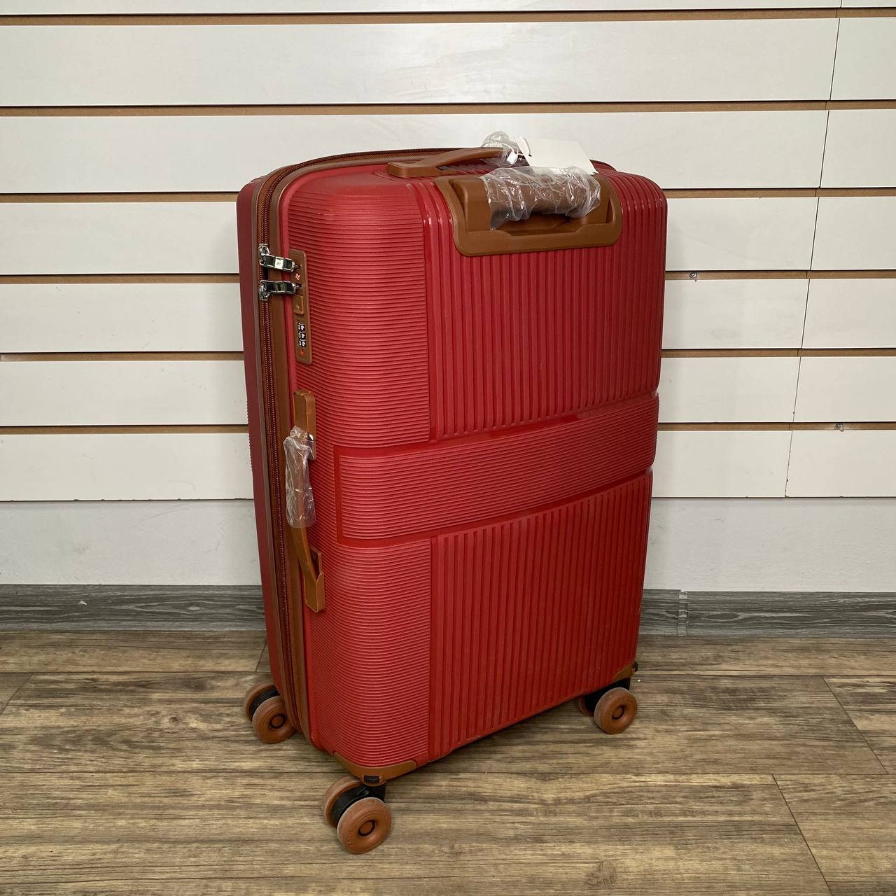 Чемодан полипропилен М - Красный