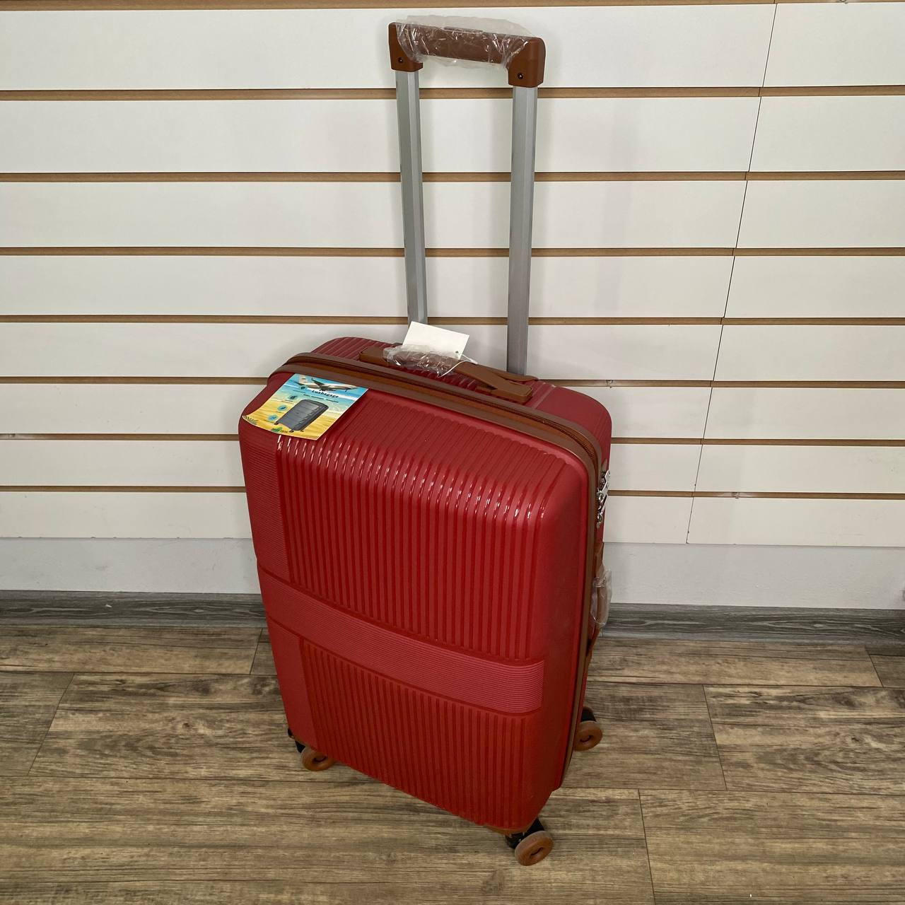 Чемодан полипропилен М - Красный