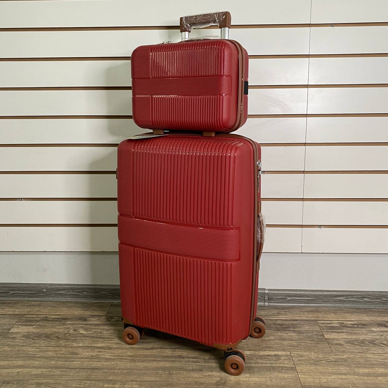 Чемодан полипропилен М - Красный