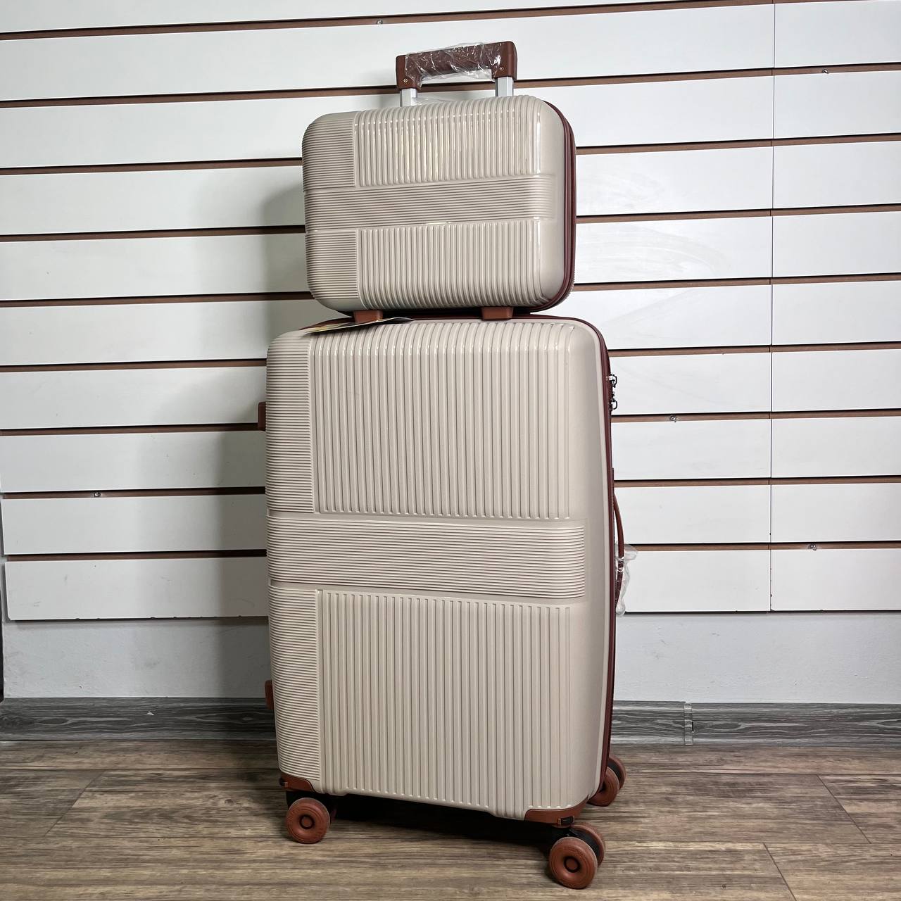 Чемодан полипропилен М - Бежевый