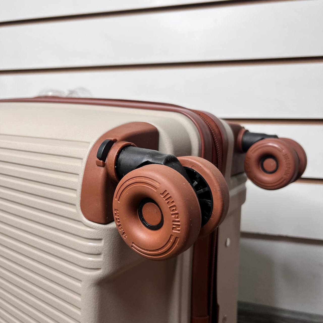 Чемодан полипропилен М - Бежевый