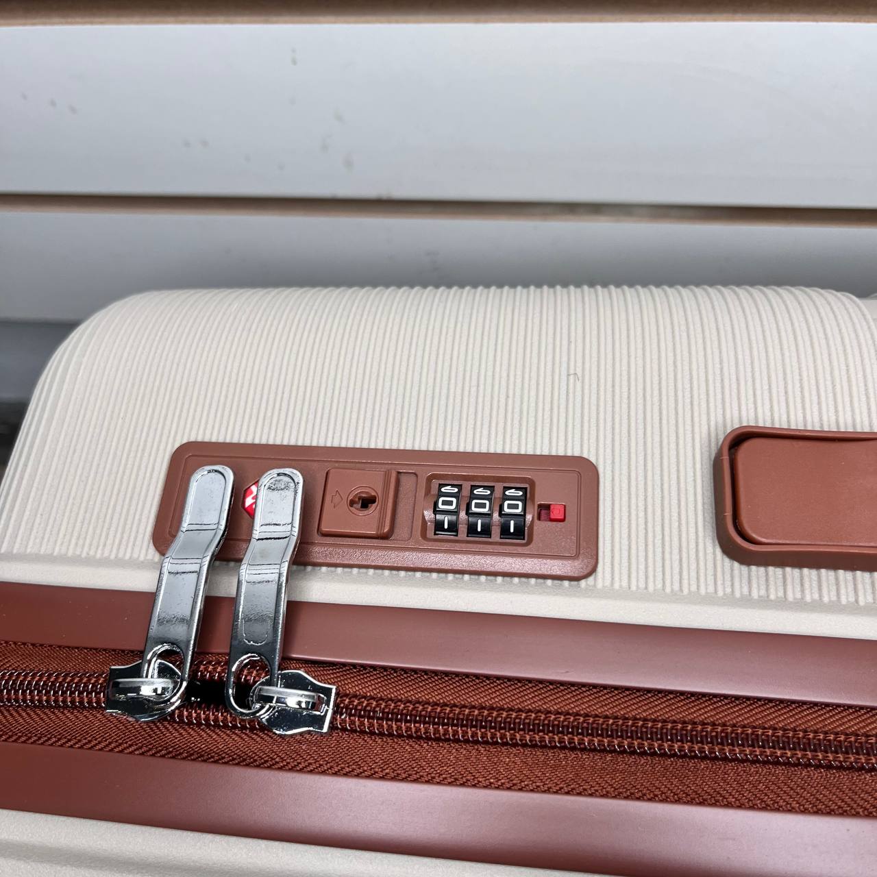 Чемодан полипропилен М - Бежевый