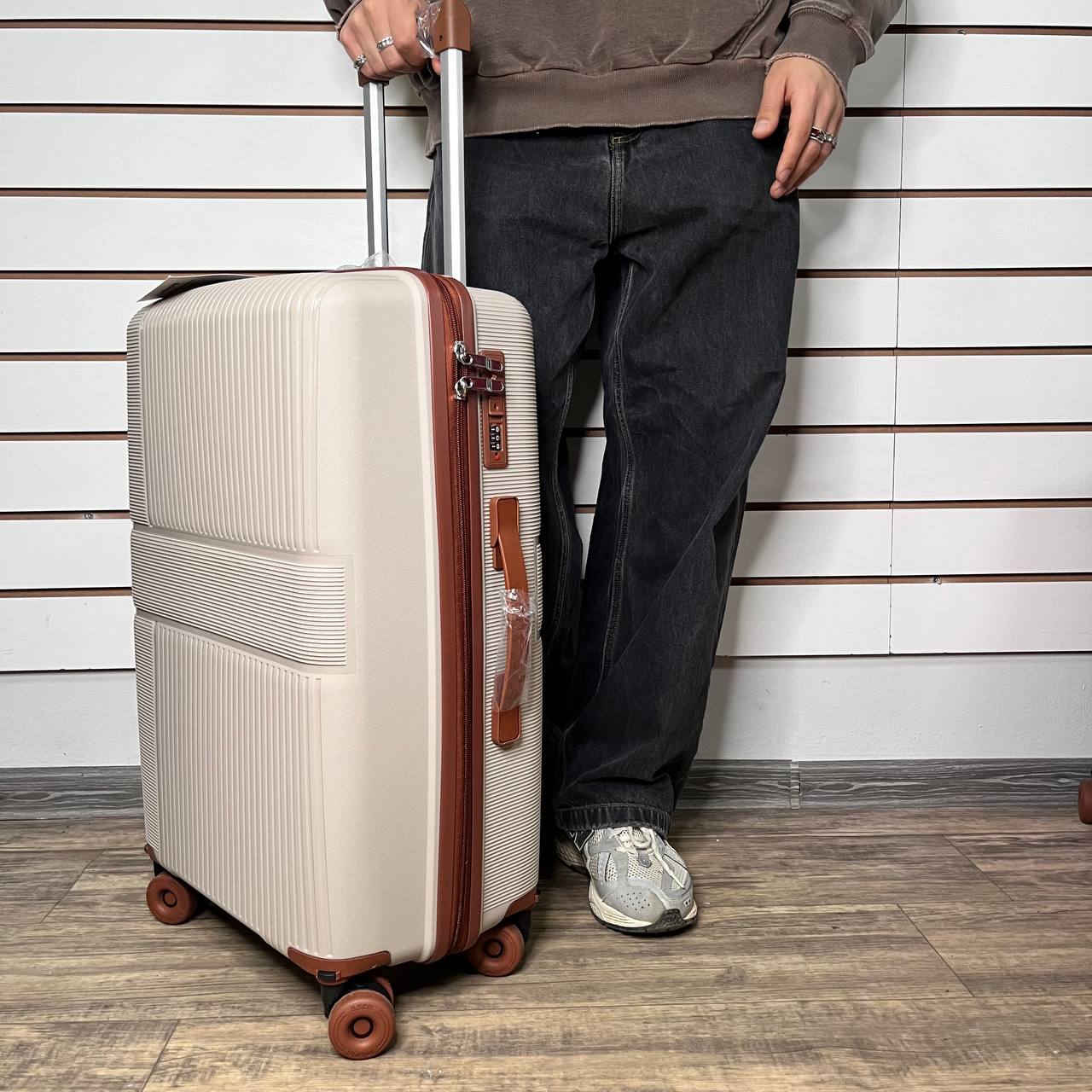 Чемодан полипропилен М - Бежевый