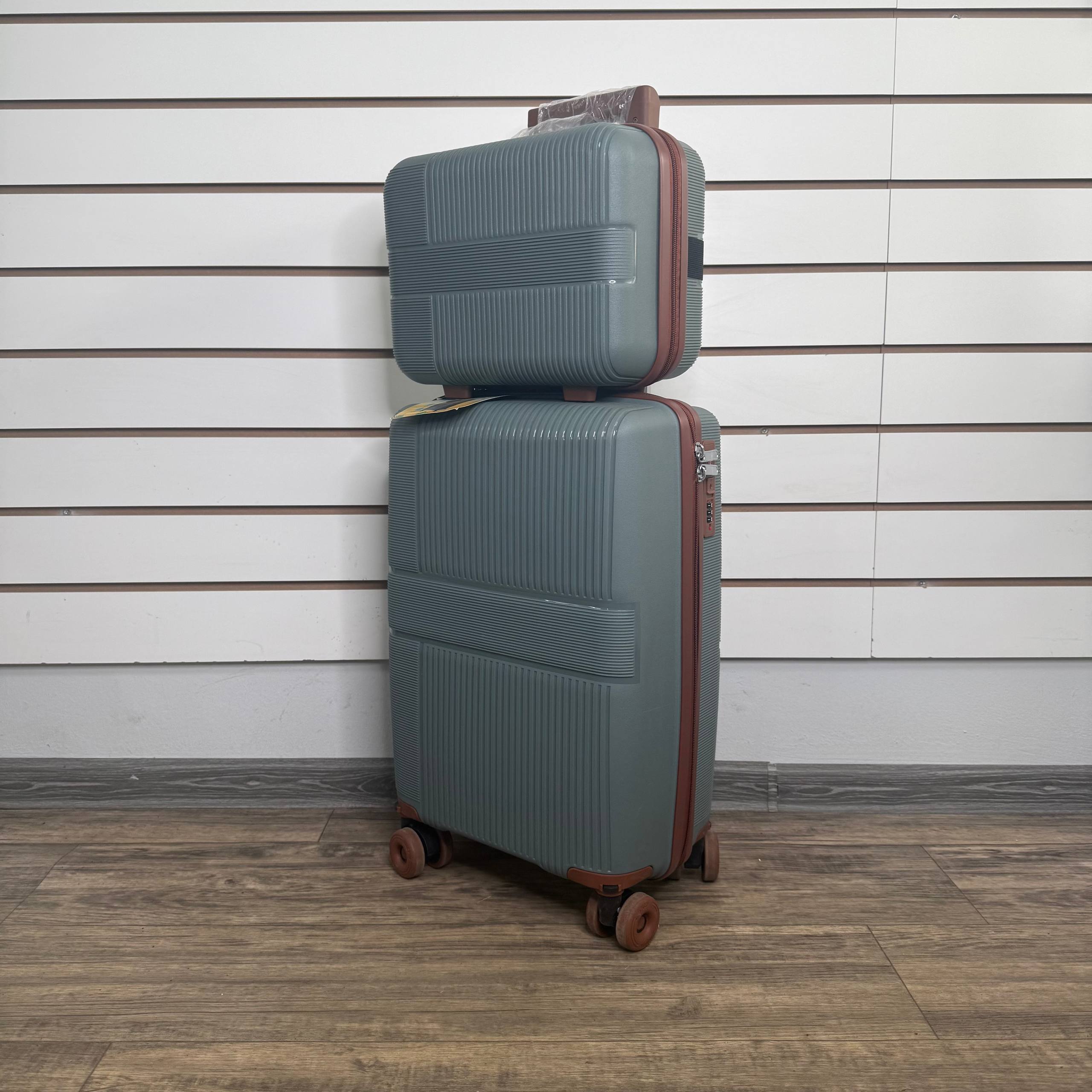 Чемодан полипропилен S - Светло-серый